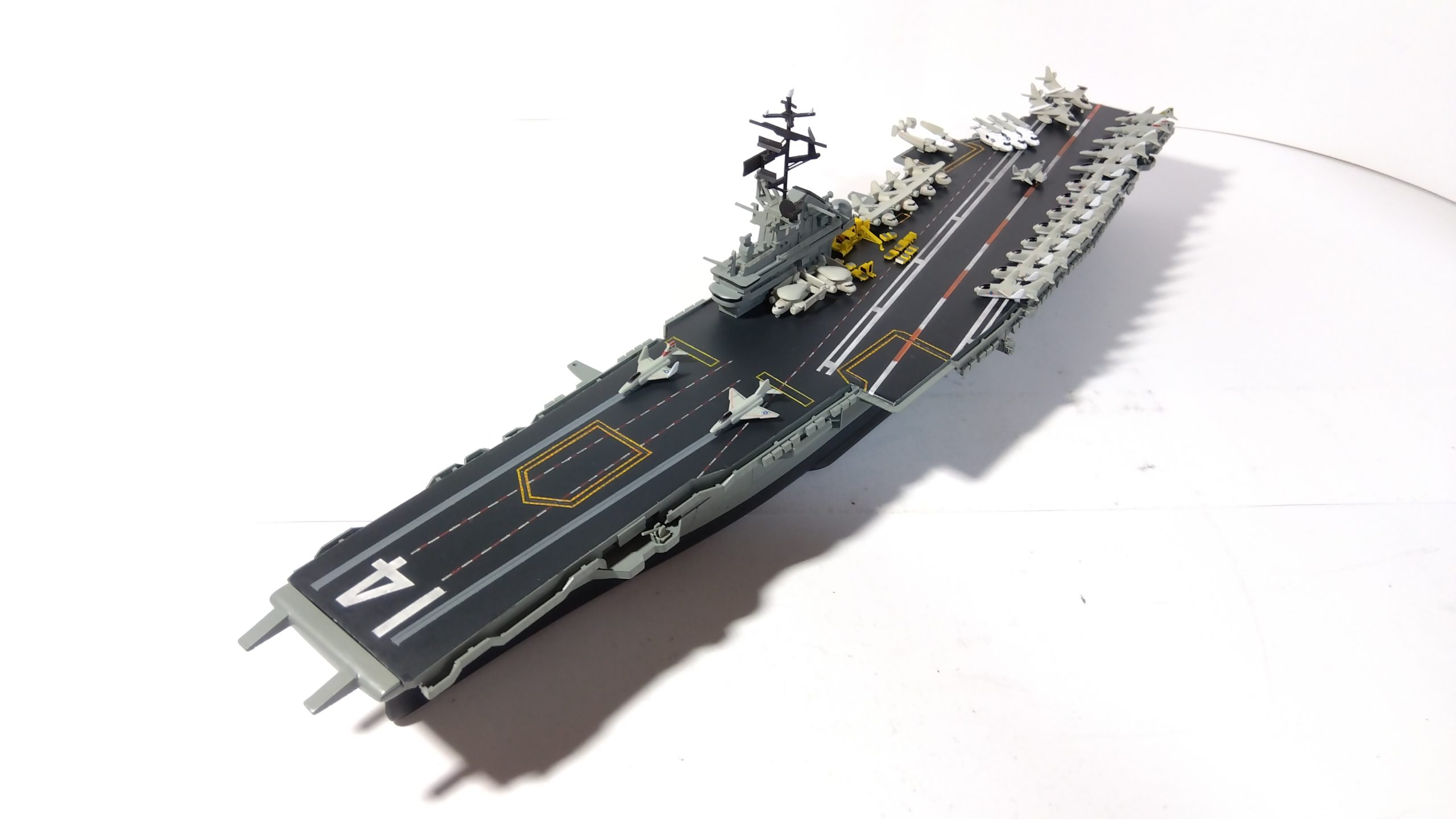 空母タイコンデロガのプラモ左側斜め上画像