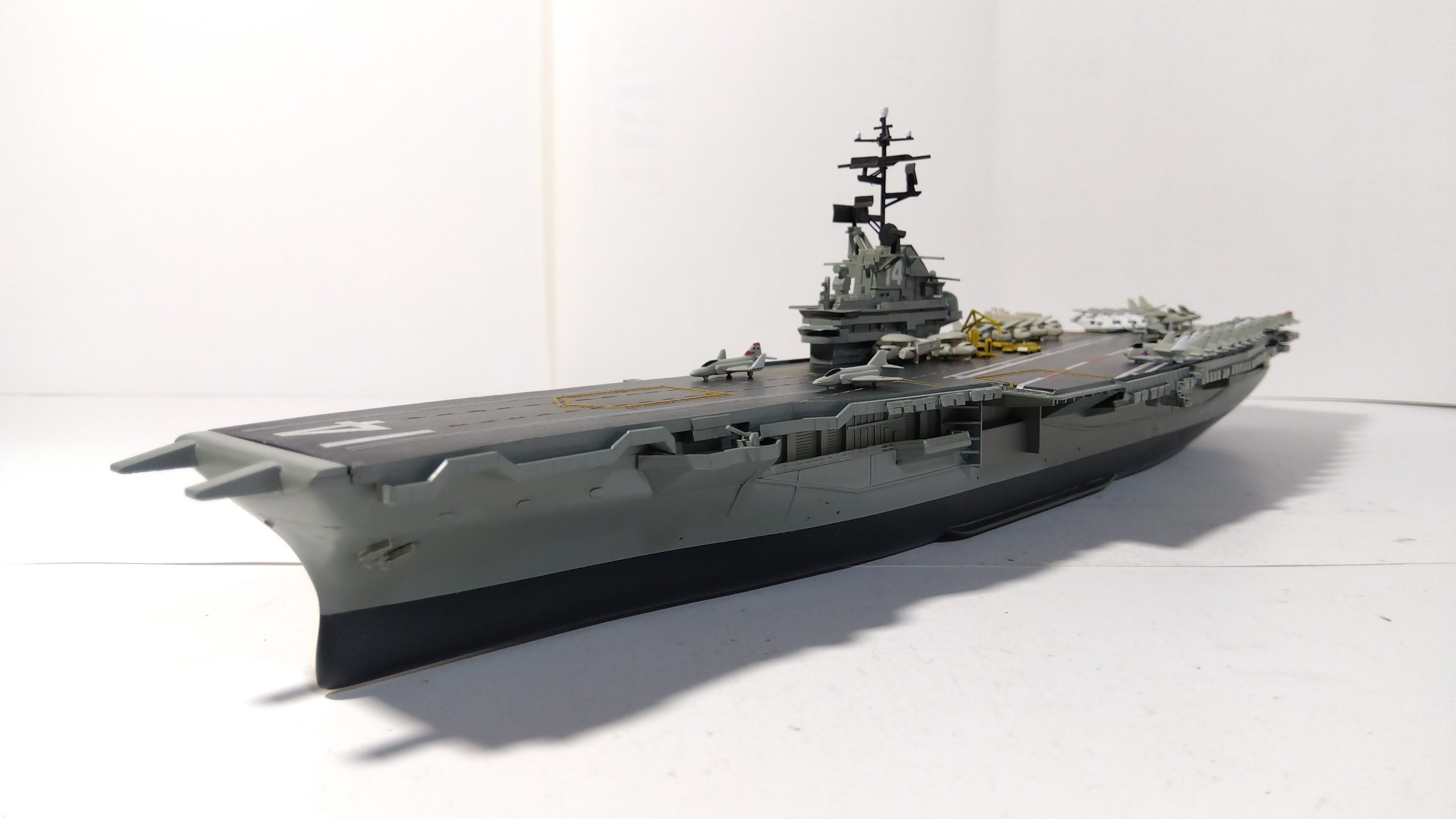 空母タイコンデロガのプラモ左側斜め上画像