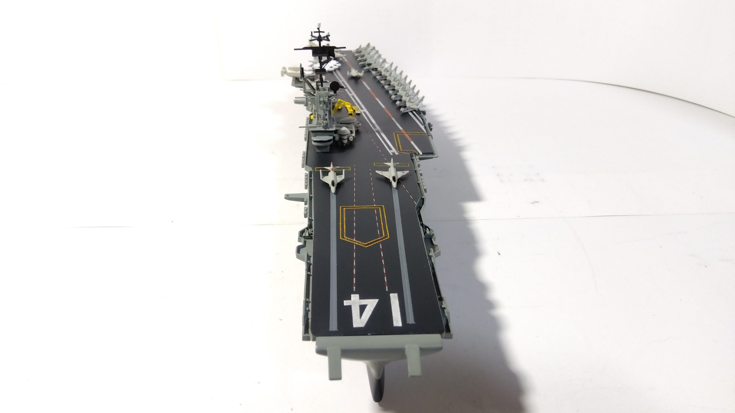 空母タイコンデロガのプラモ正面画像