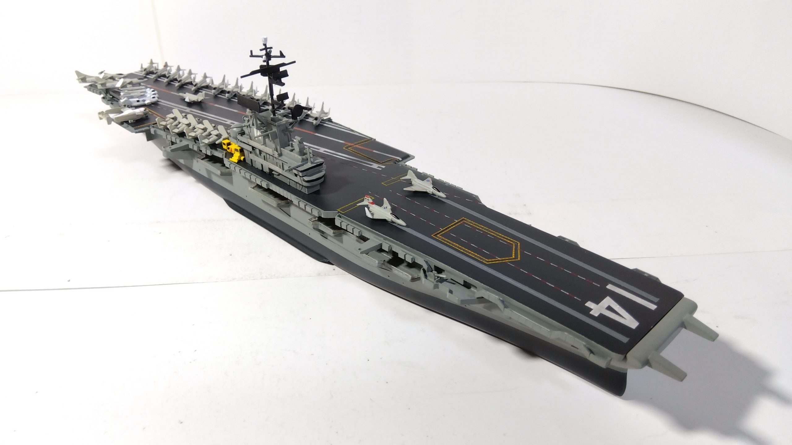 空母タイコンデロガのプラモ右斜め上画像