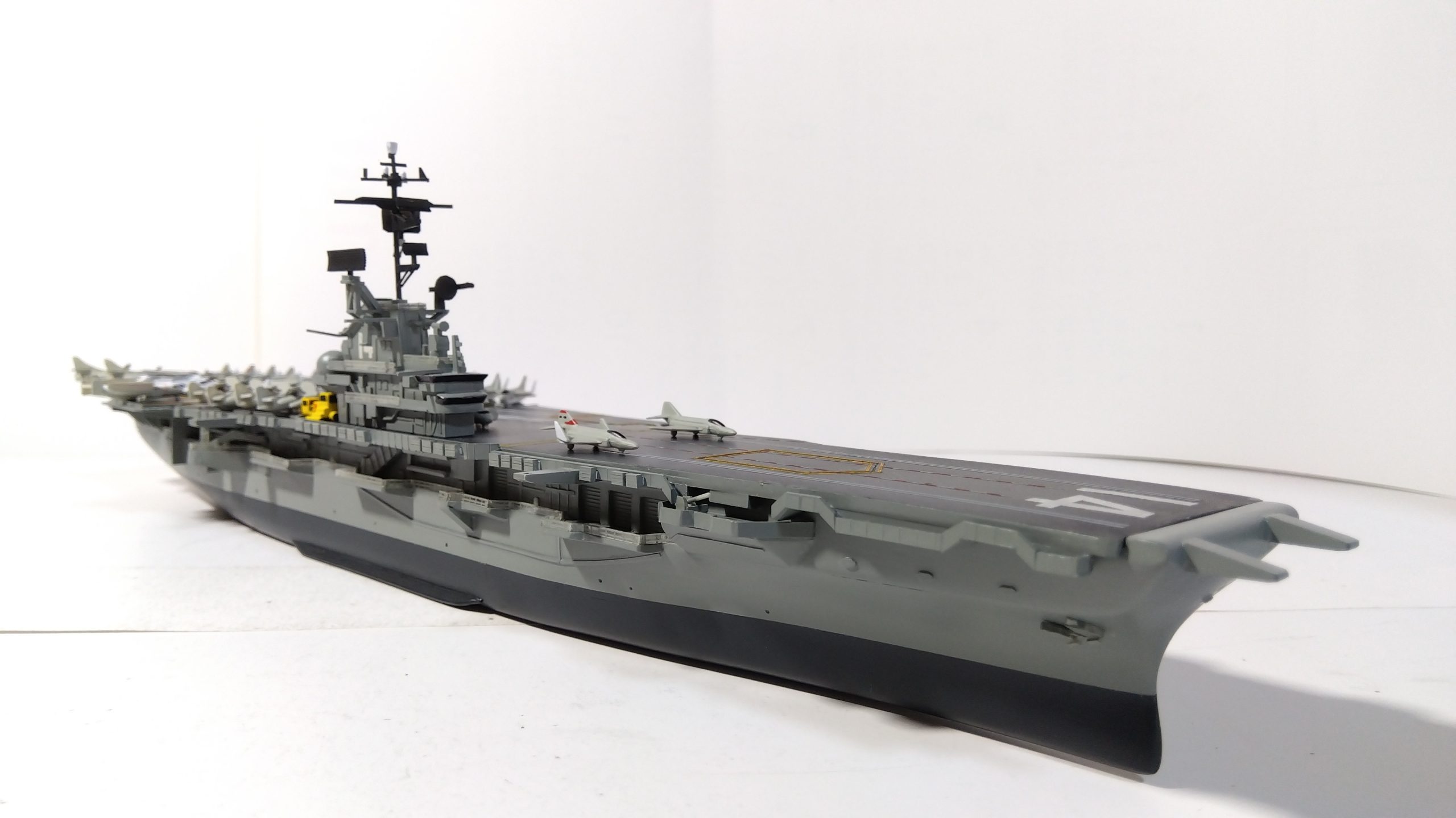 空母タイコンデロガのプラモ右斜め上画像