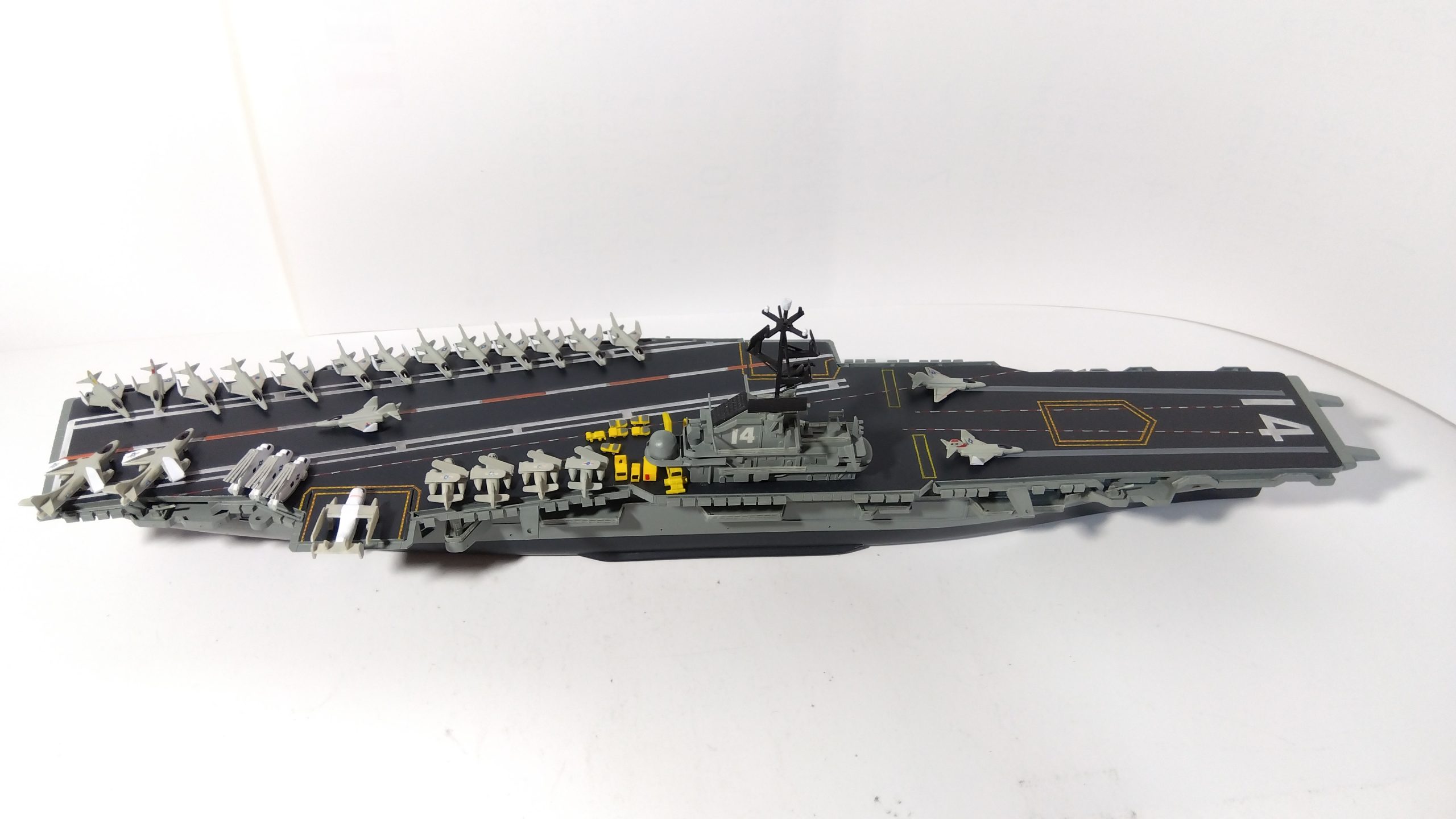 空母タイコンデロガのプラモ右側斜め上全体画像