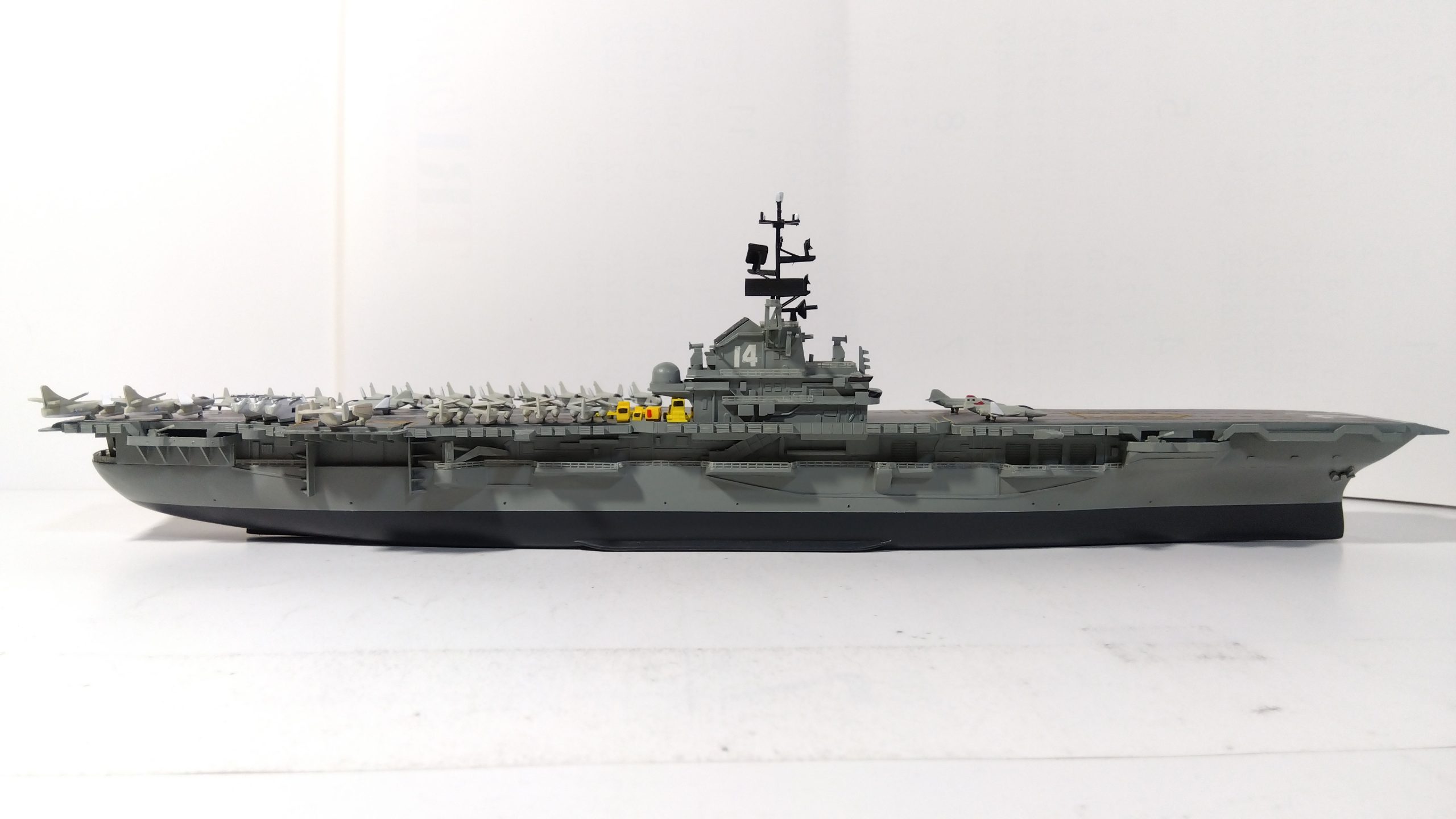 空母タイコンデロガのプラモ右側全体画像