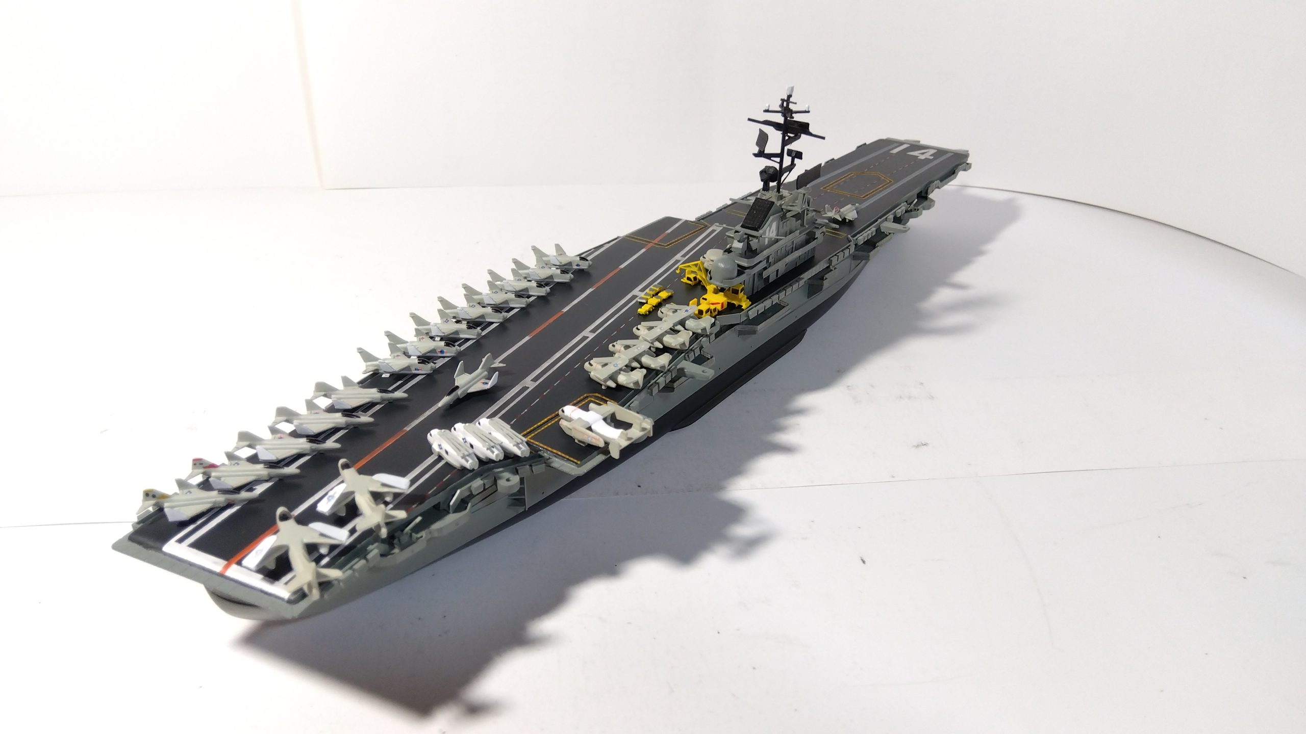 空母タイコンデロガのプラモ右斜め後ろ画像