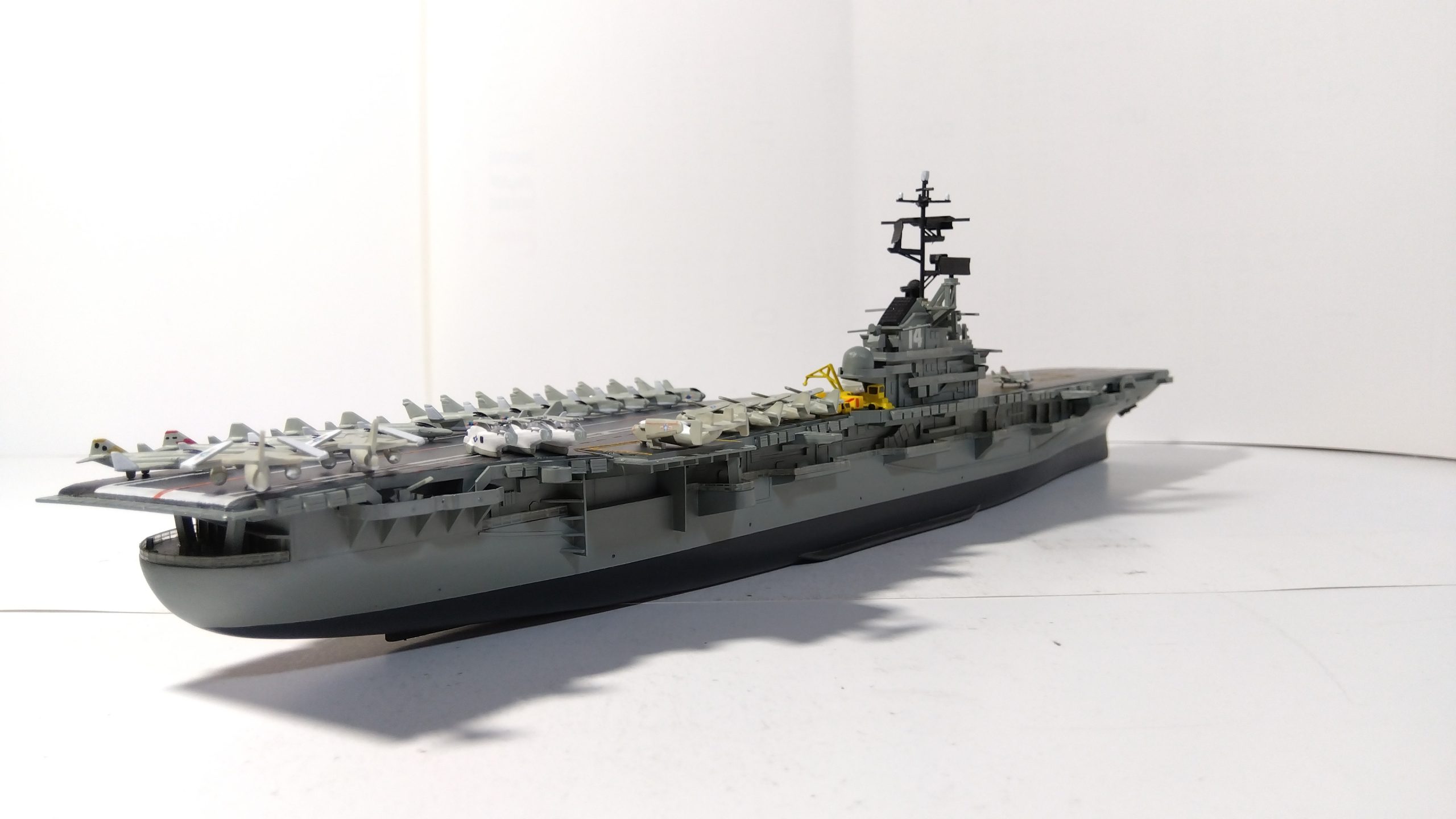 空母タイコンデロガのプラモ右斜め後ろ画像