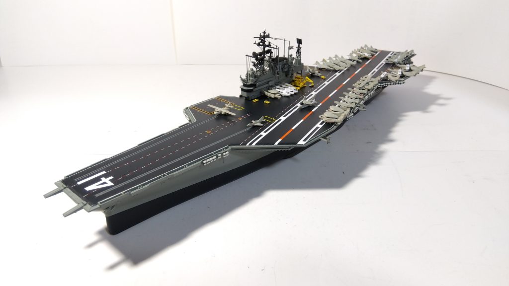 空母ミッドウェイのプラモ左斜め上画像