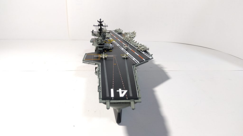 空母ミッドウェイのプラモ正面画像