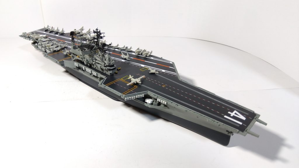空母ミッドウェイのプラモ右斜め上画像