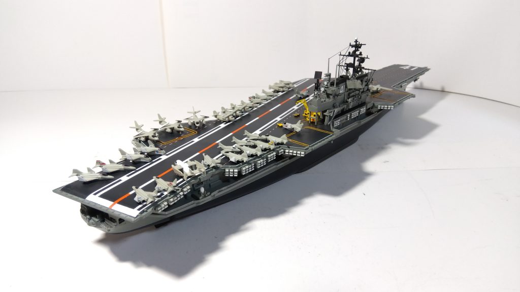空母ミッドウェイのプラモ右斜め後ろ画像