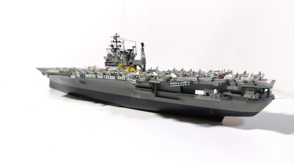 空母ミッドウェイのプラモ左斜め後ろ画像