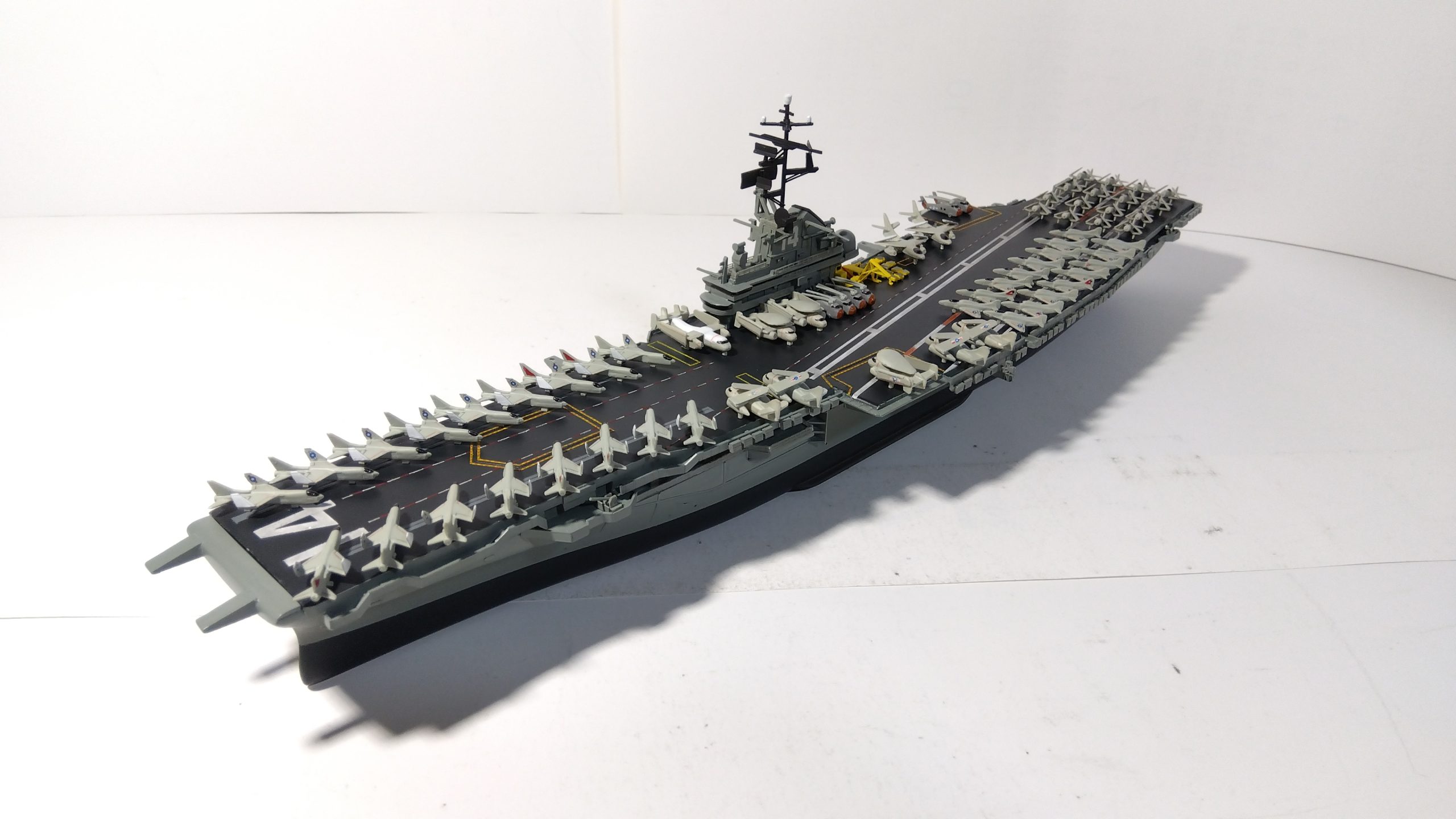 空母タイコンデロガのプラモ左斜め上画像