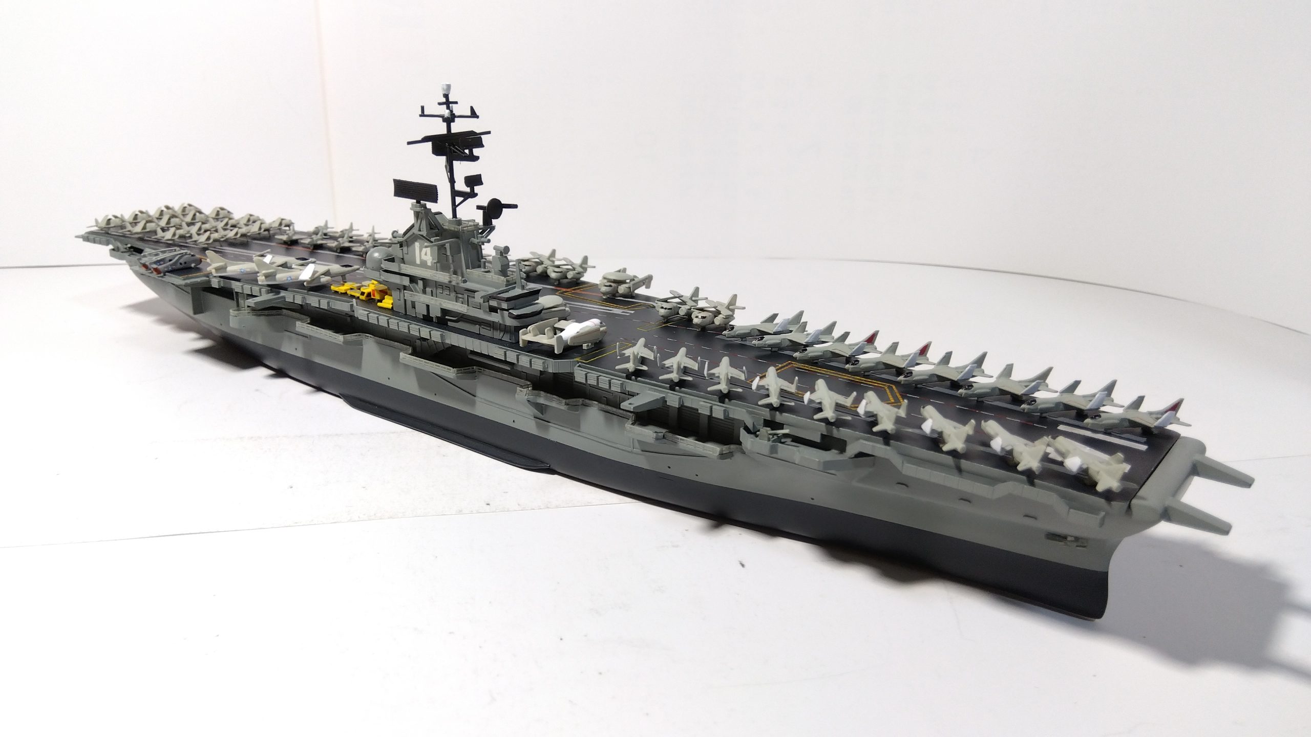 空母タイコンデロガのプラモ右斜め上画像