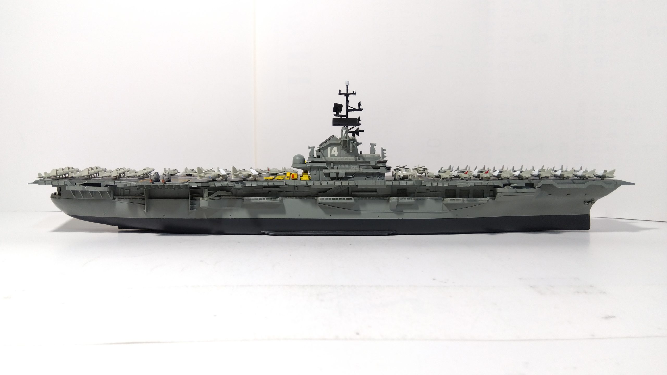 空母タイコンデロガのプラモ左画像