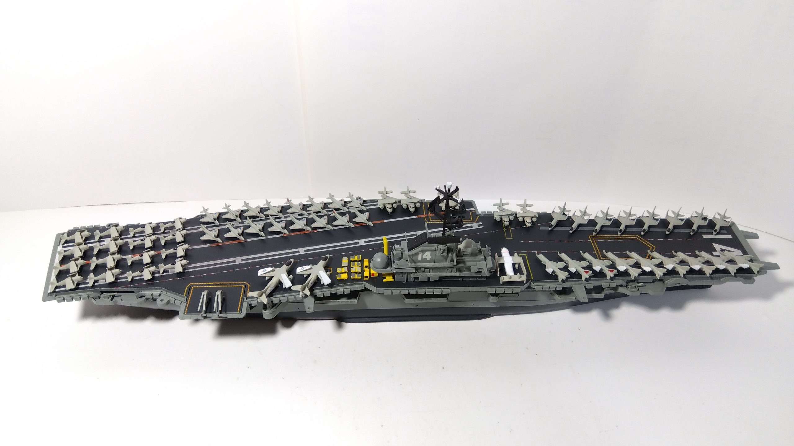 空母タイコンデロガのプラモ右上全体像