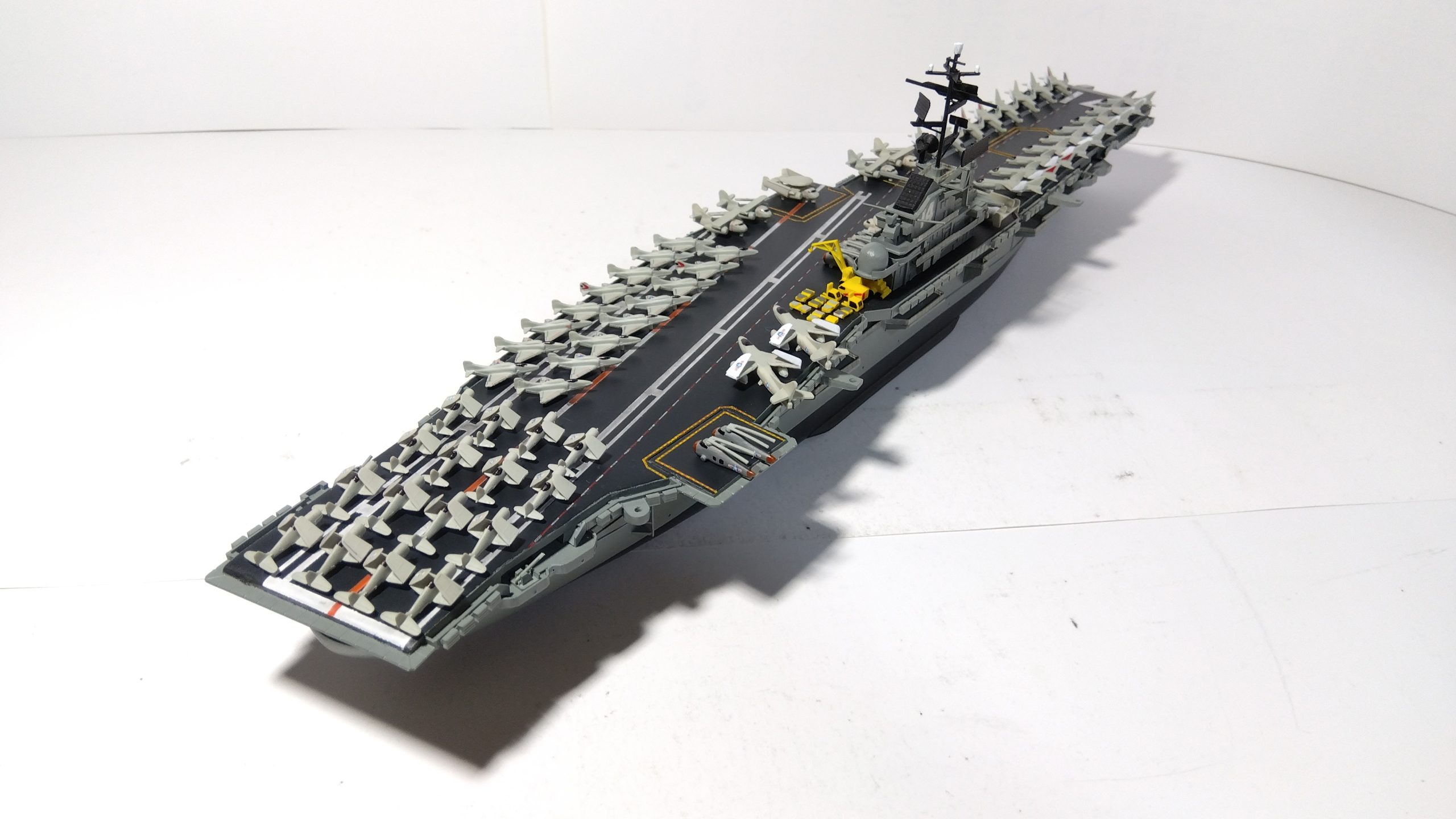 空母タイコンデロガのプラモ右斜め後ろ画像