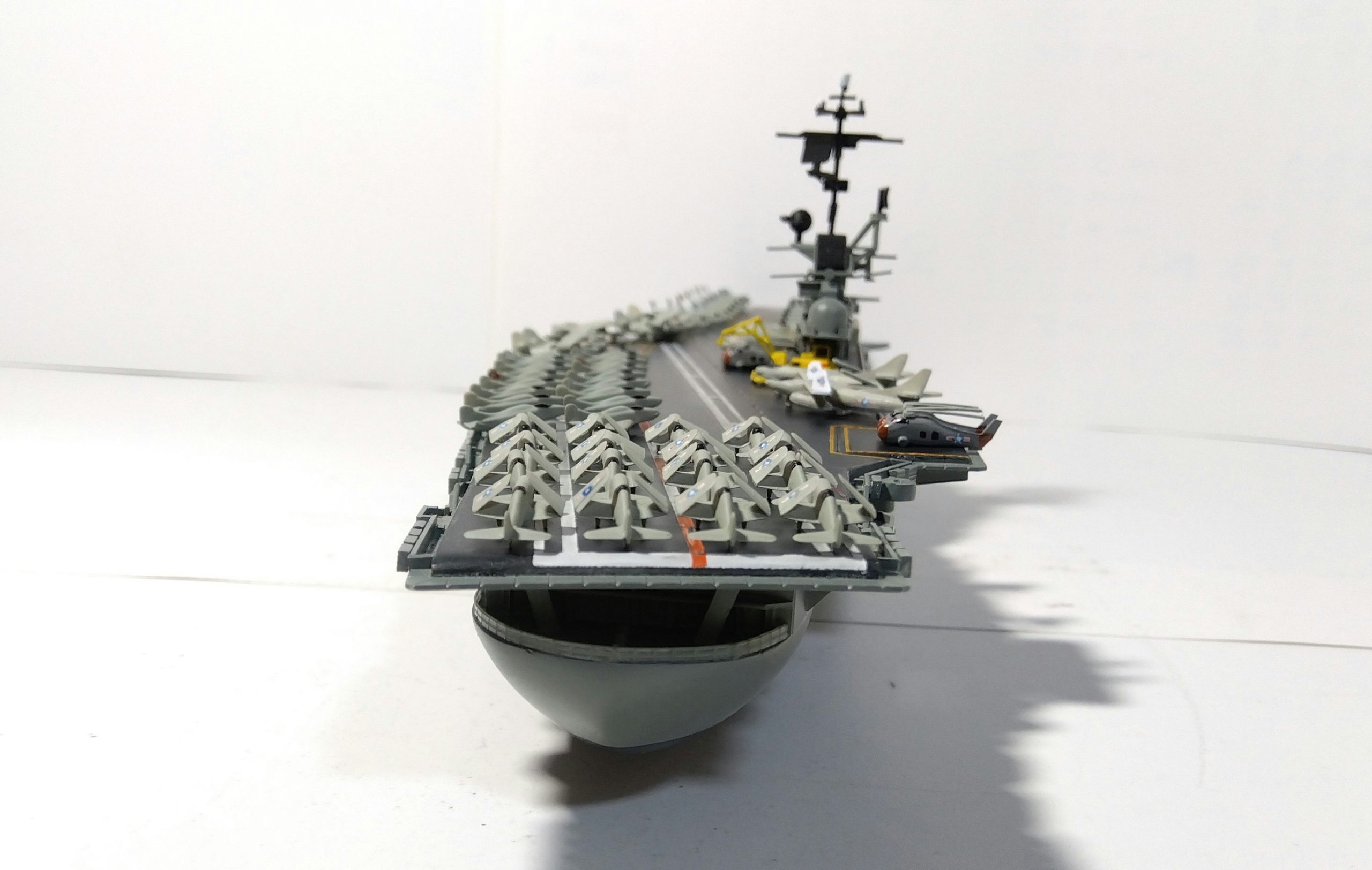 空母タイコンデロガのプラモ後方接近画像