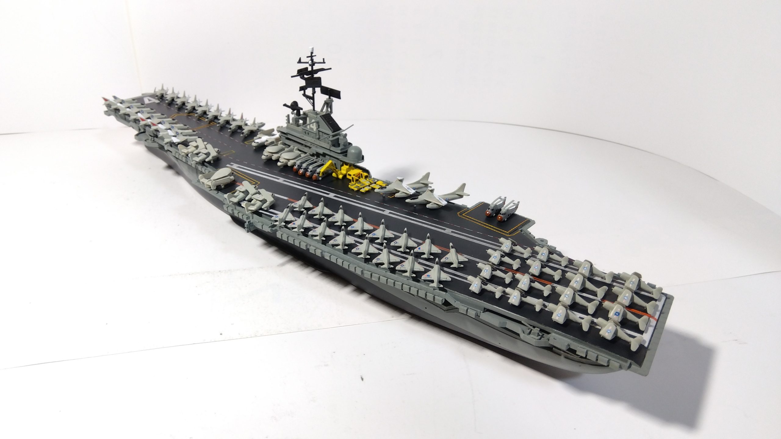 空母タイコンデロガのプラモ左斜め後ろ画像