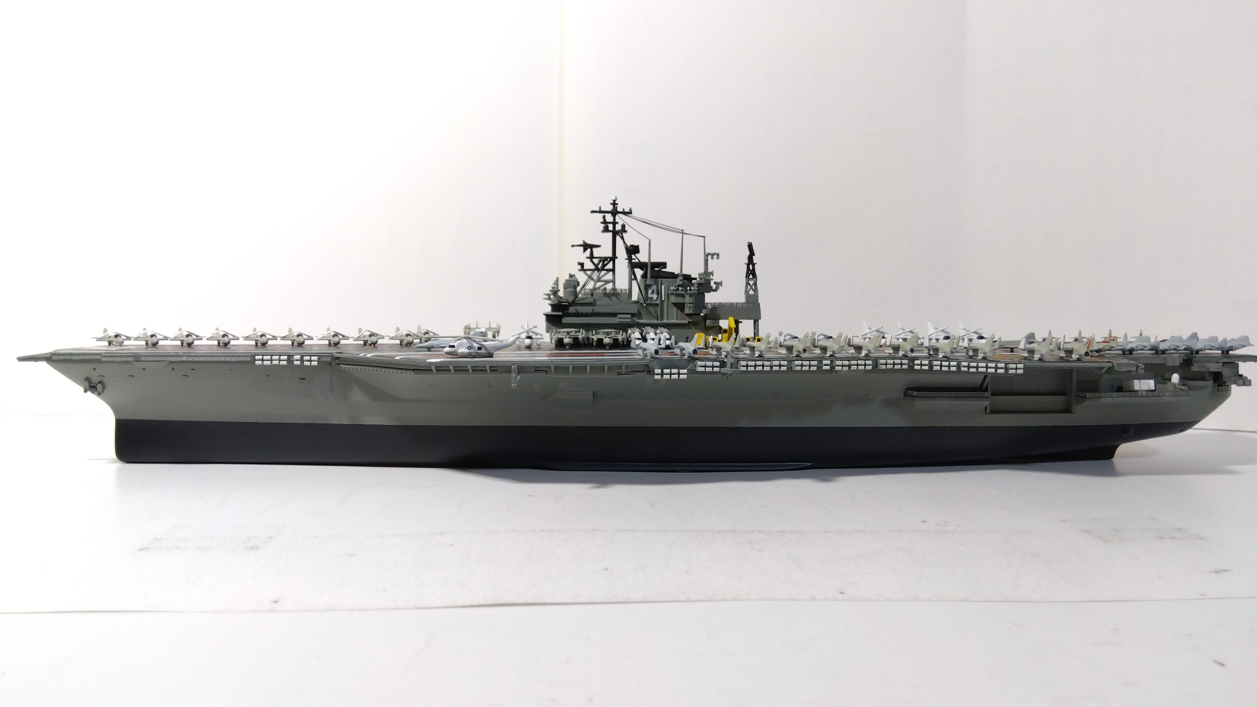 空母ミッドウェイのプラモ左側全体像