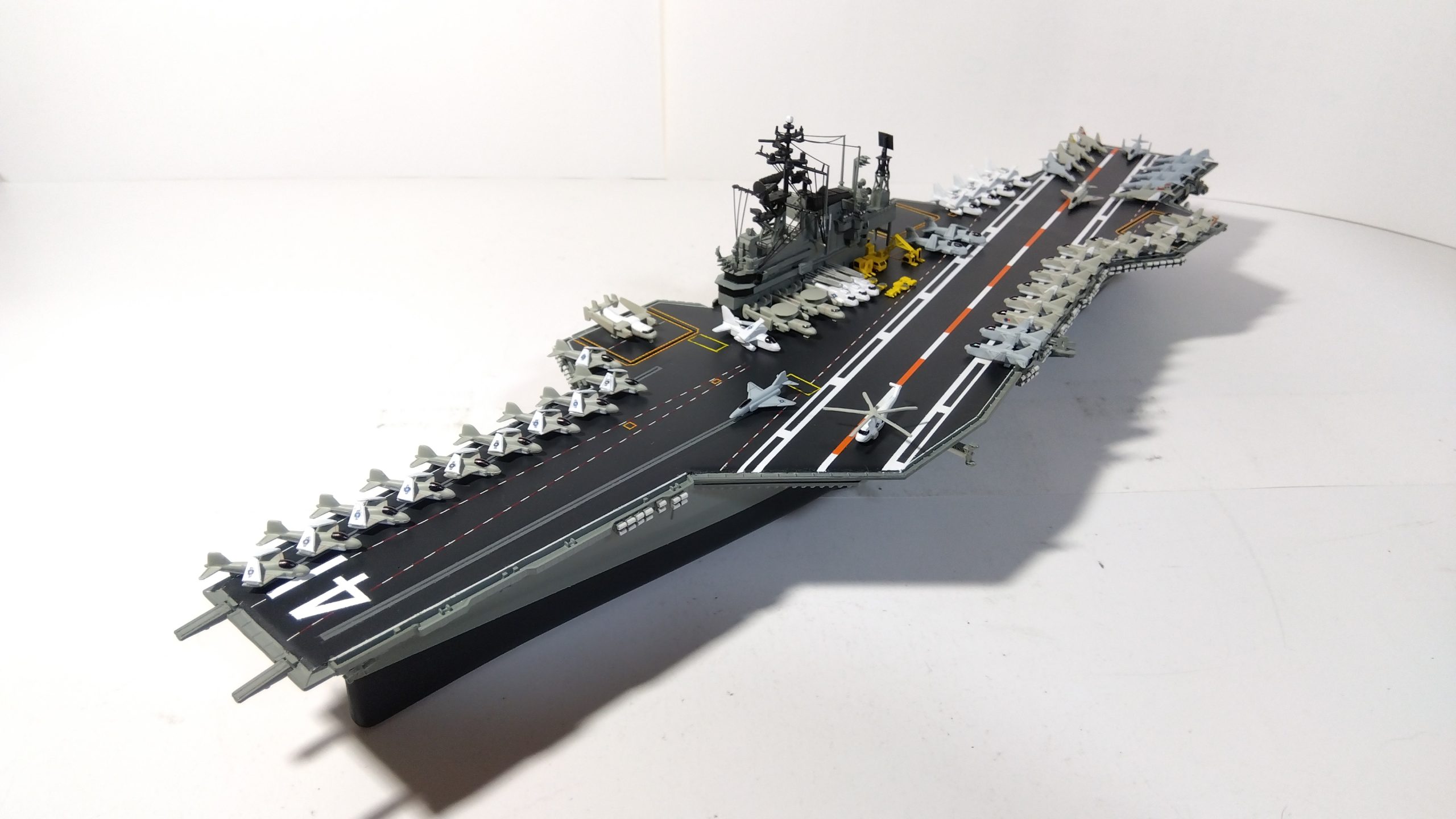 空母ミッドウェイのプラモ左斜め上画像