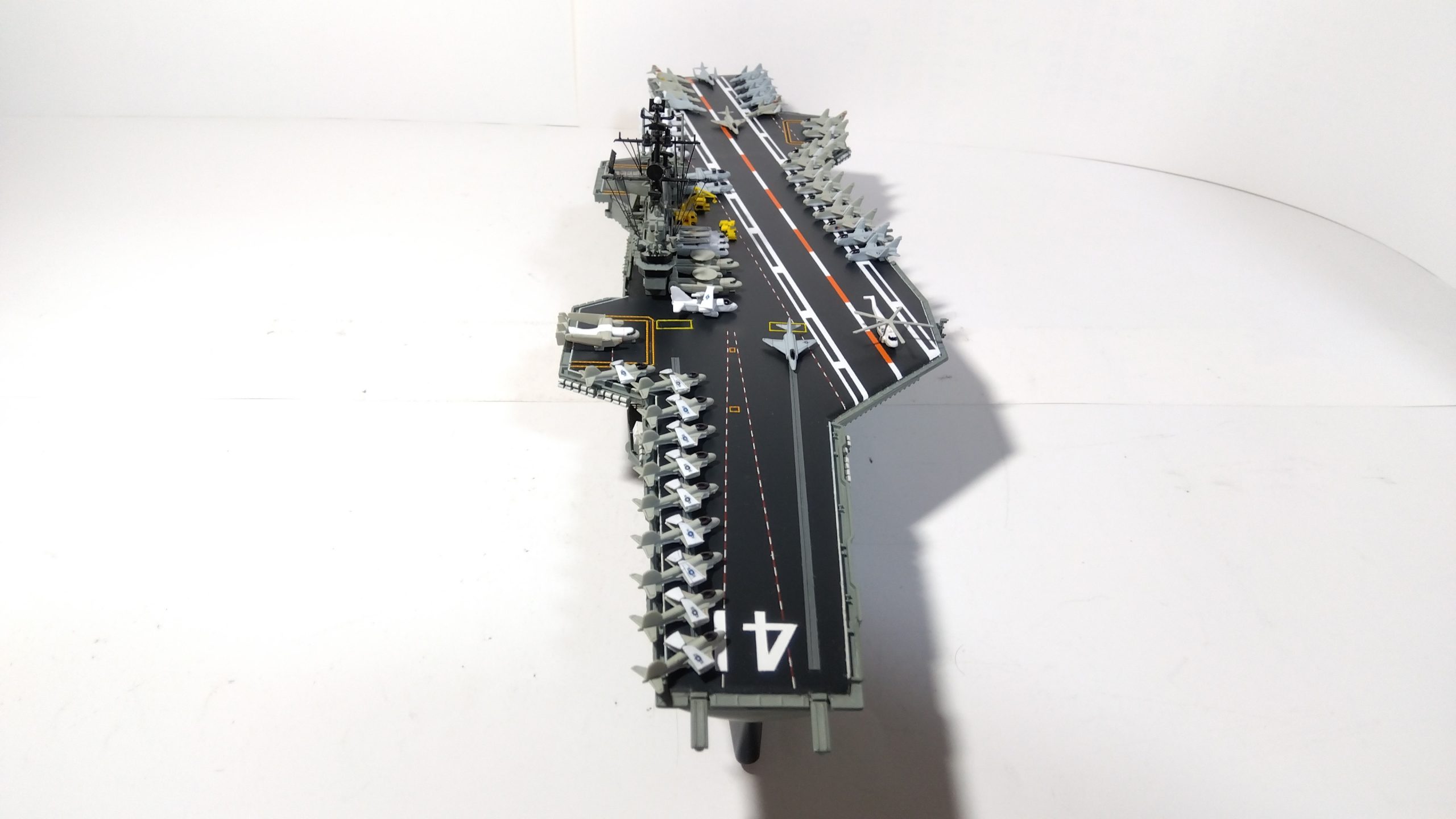 空母ミッドウェイのプラモ正面画像