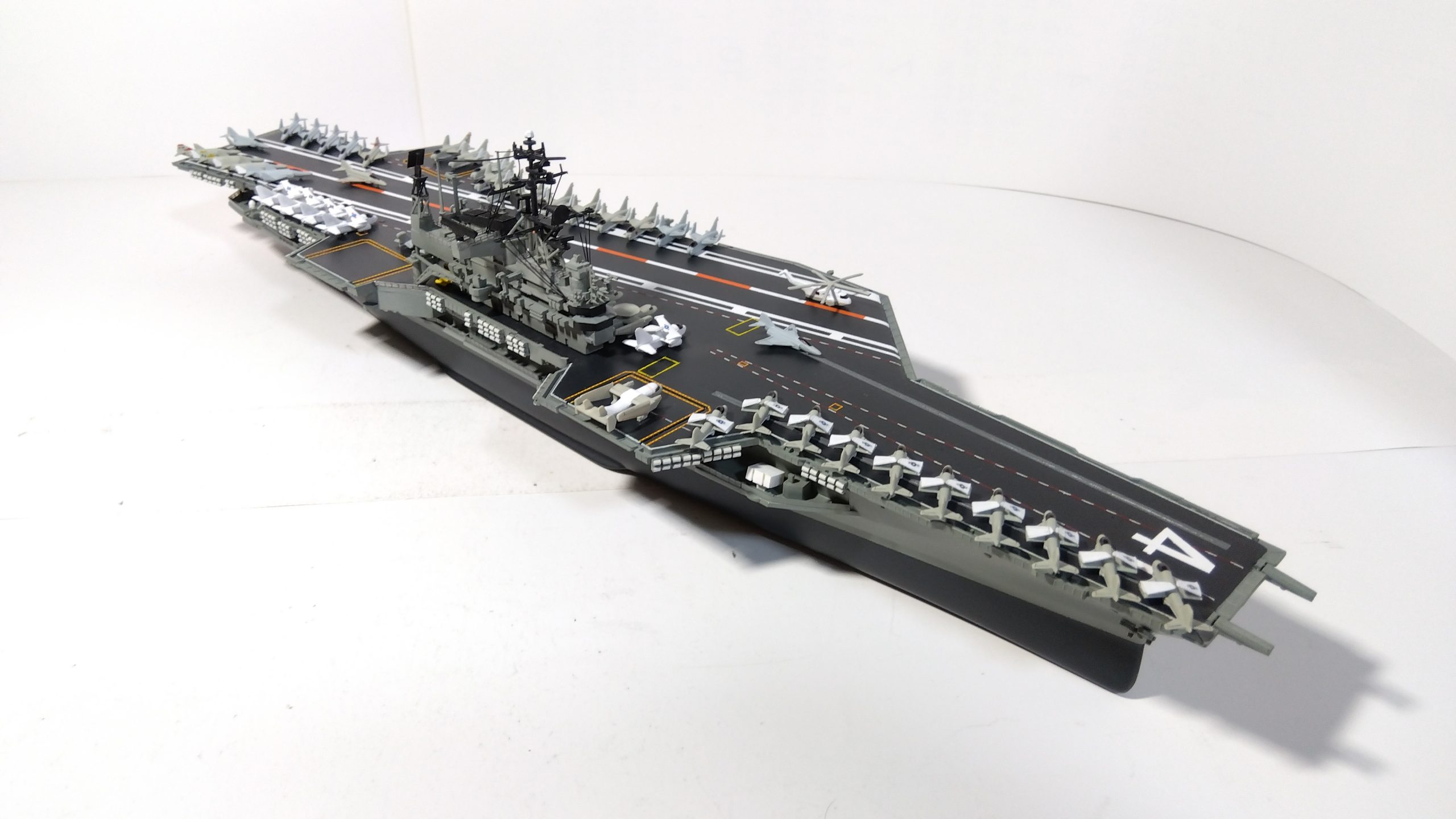 空母ミッドウェイのプラモ右斜め上画像