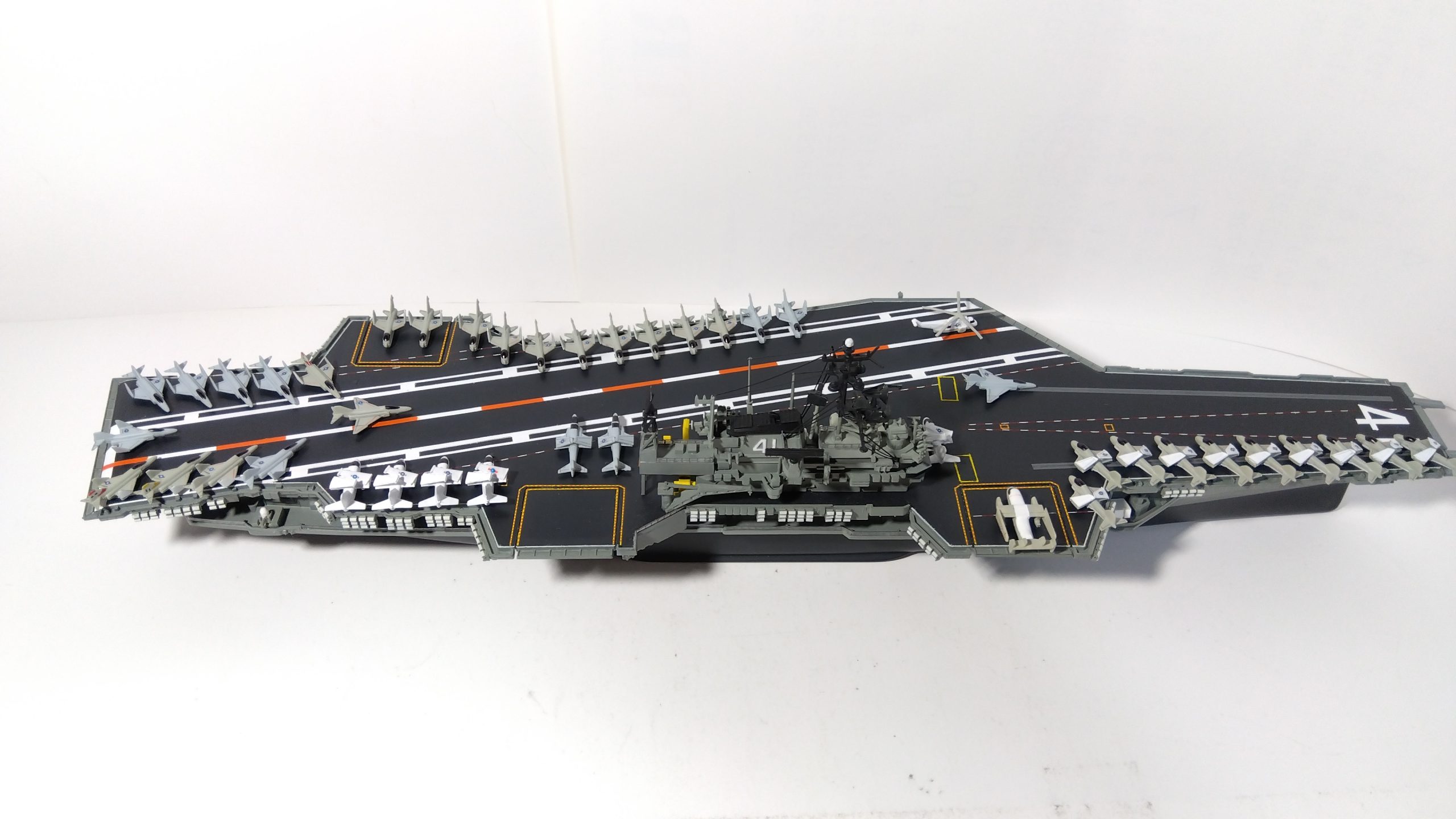 空母ミッドウェイのプラモ右上全体像