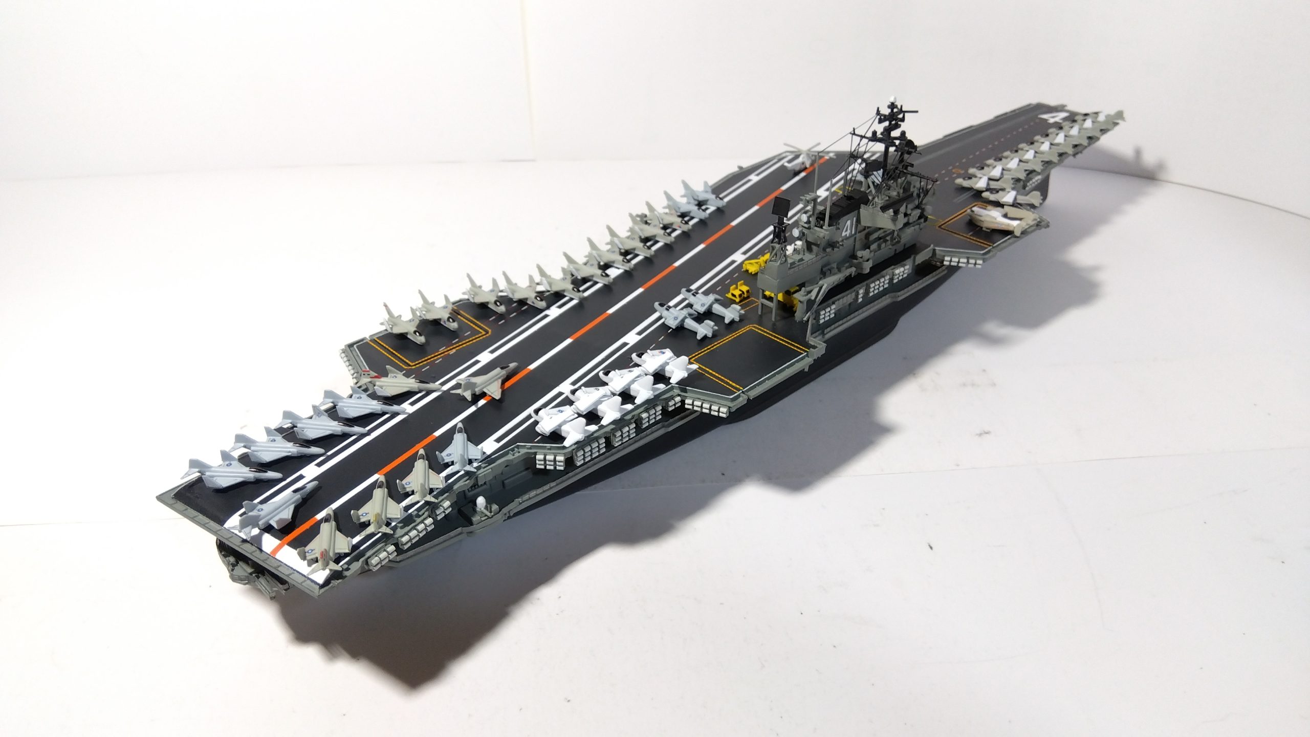 空母ミッドウェイのプラモ右斜め後ろ画像