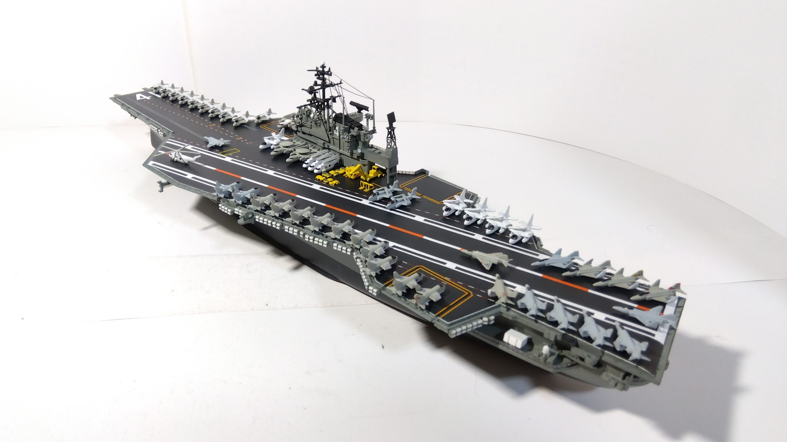 空母ミッドウェイのプラモ左斜め後ろ画像