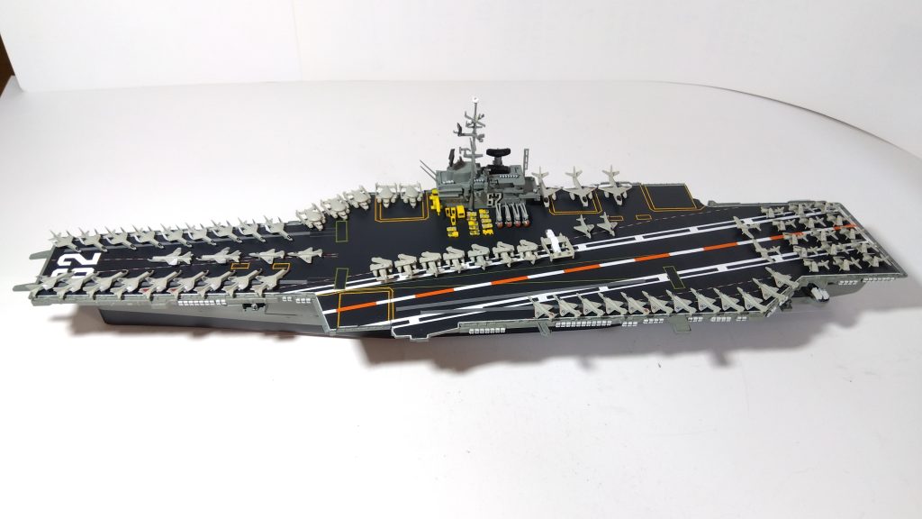 空母インディペンデンスのプラモ左斜め上画像