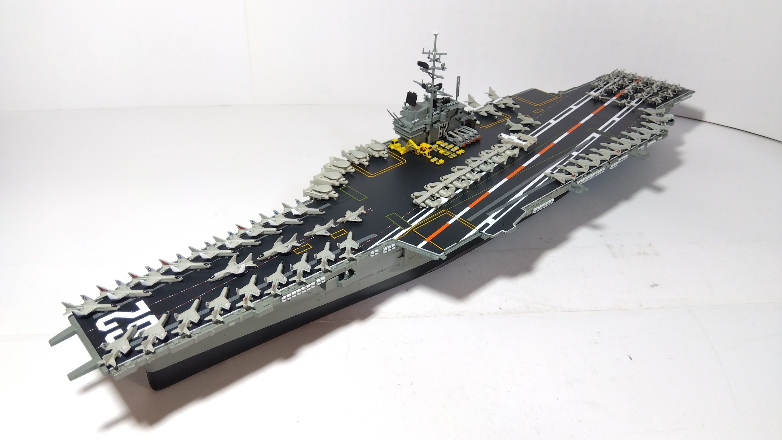 空母インディペンデンスのプラモ左斜め上画像