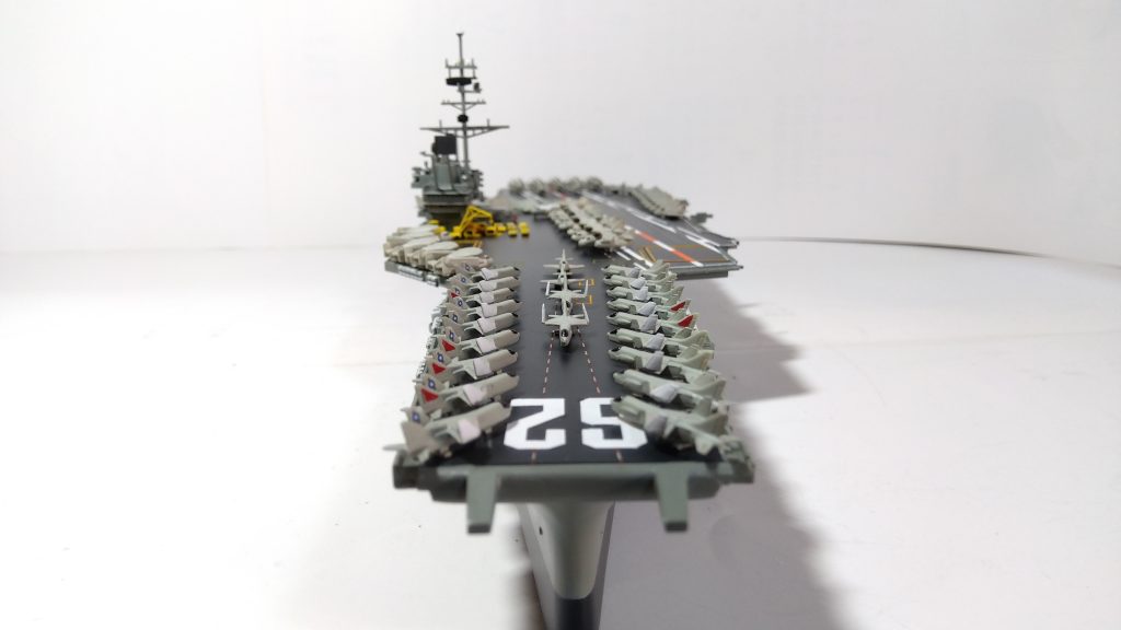 空母インディペンデンスのプラモ正面画像