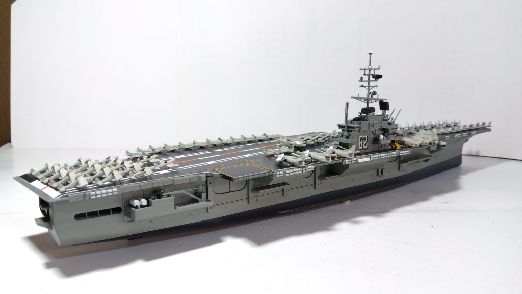 空母インディペンデンスのプラモ右斜め後ろ画像