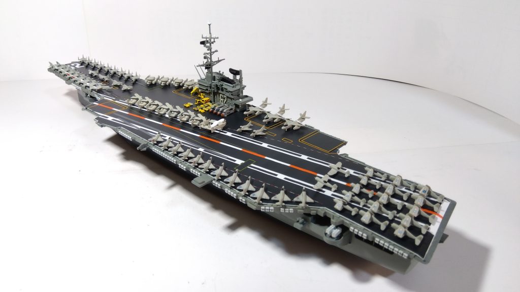 空母インディペンデンスのプラモ左斜め後ろ画像