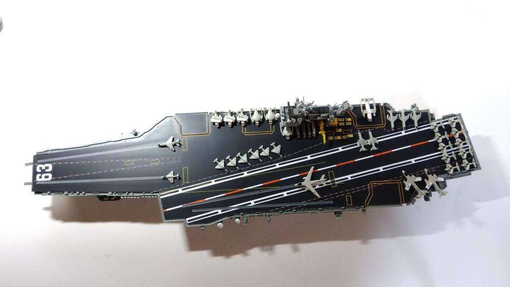 空母キティーホークのプラモ全体像