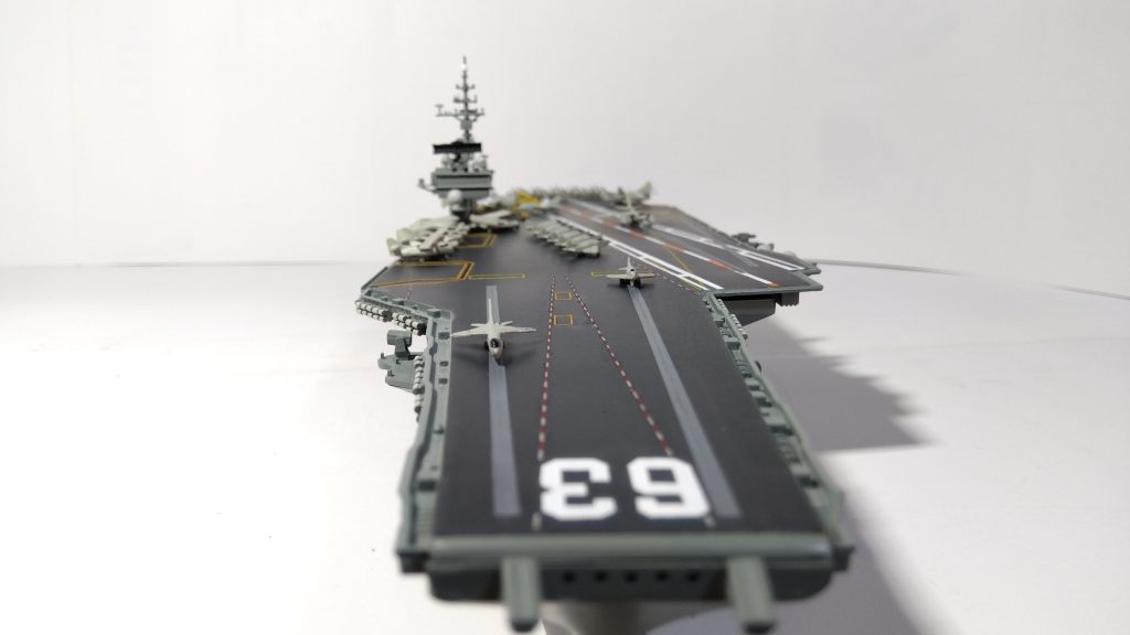 空母キティーホーク、クルセイダー発進のプラモ正面画像