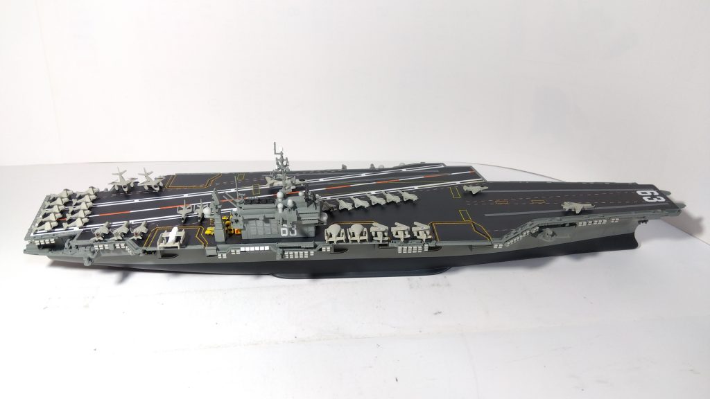 空母キティーホークのプラモ右全体画像