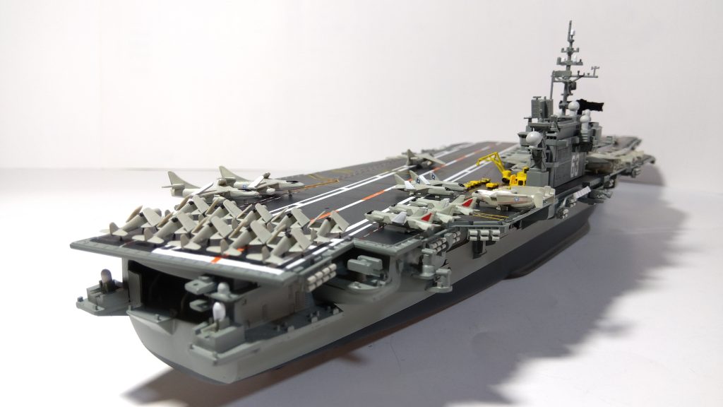 空母キティーホークのプラモ右斜め後ろ画像