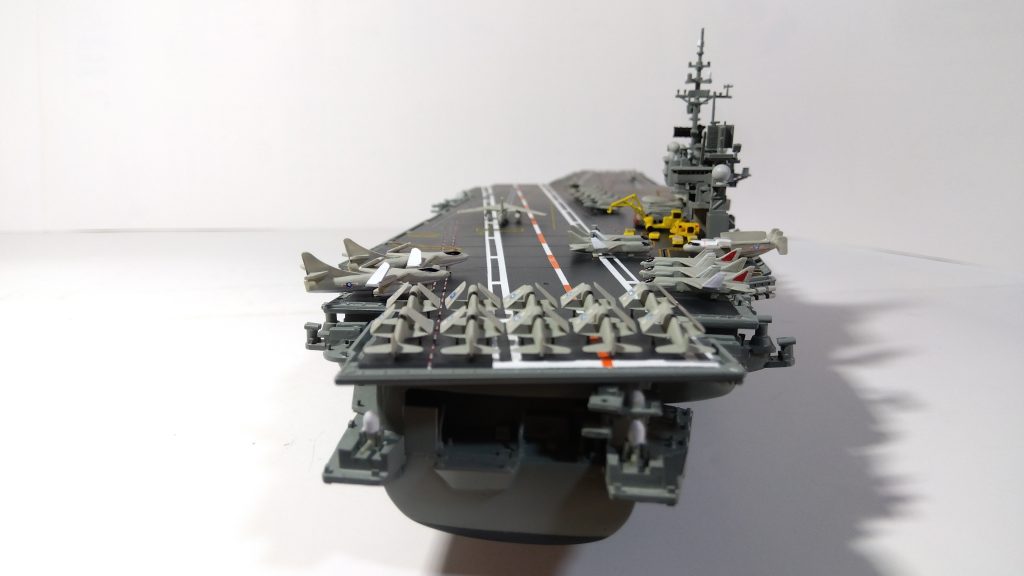 空母キティーホークのプラモ後方接近画像