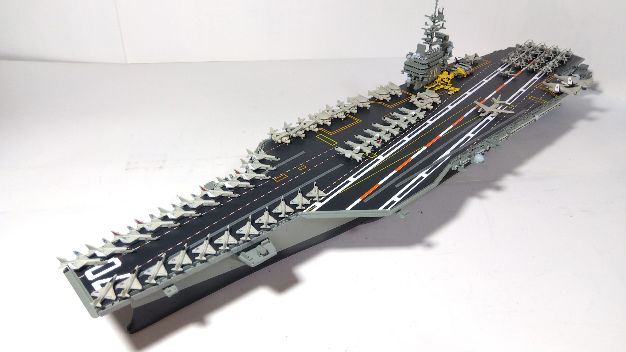 空母カールビンソンのプラモ左斜め上画像