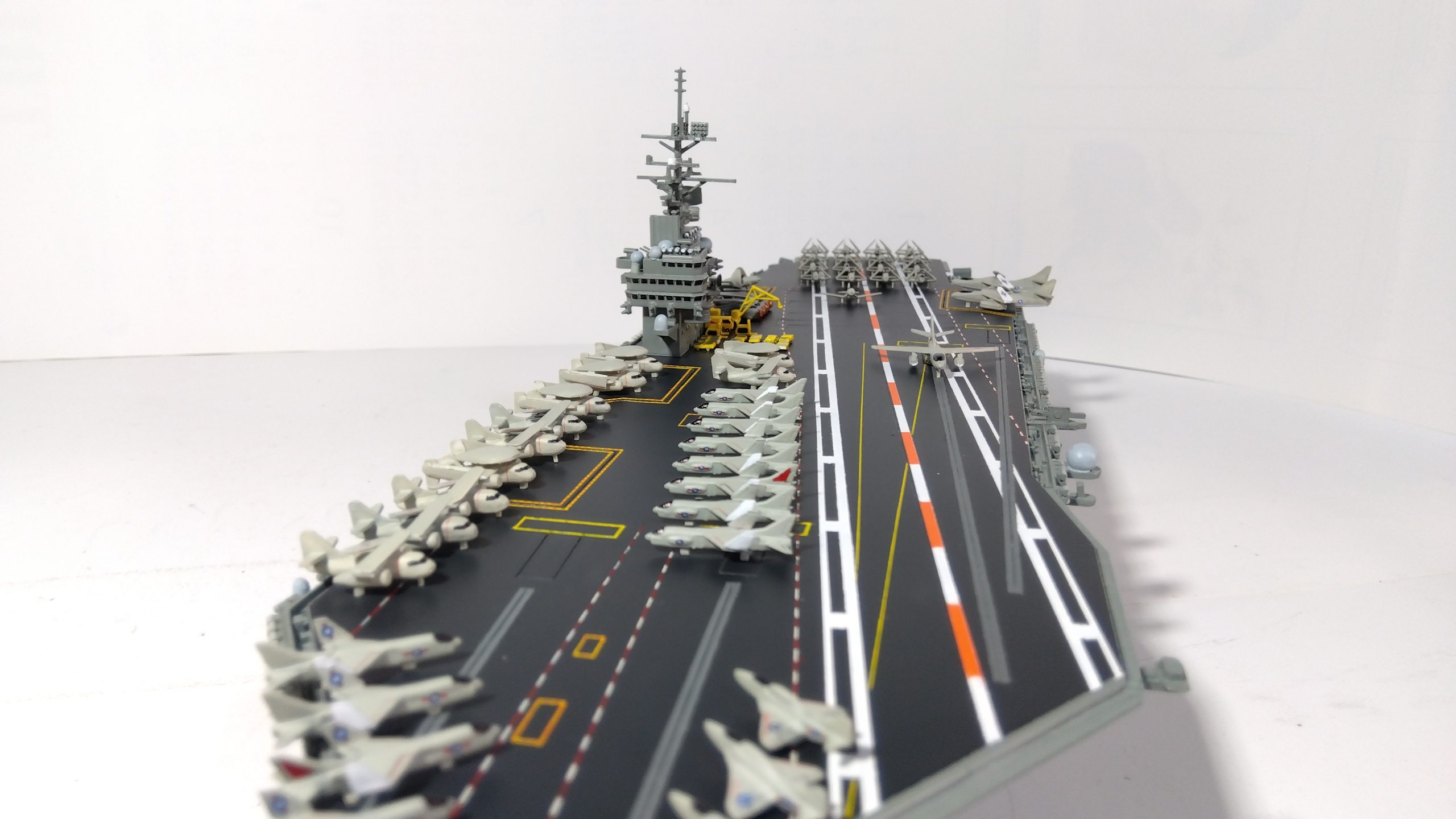 空母カールビンソンと艦載機のプラモ正面画像