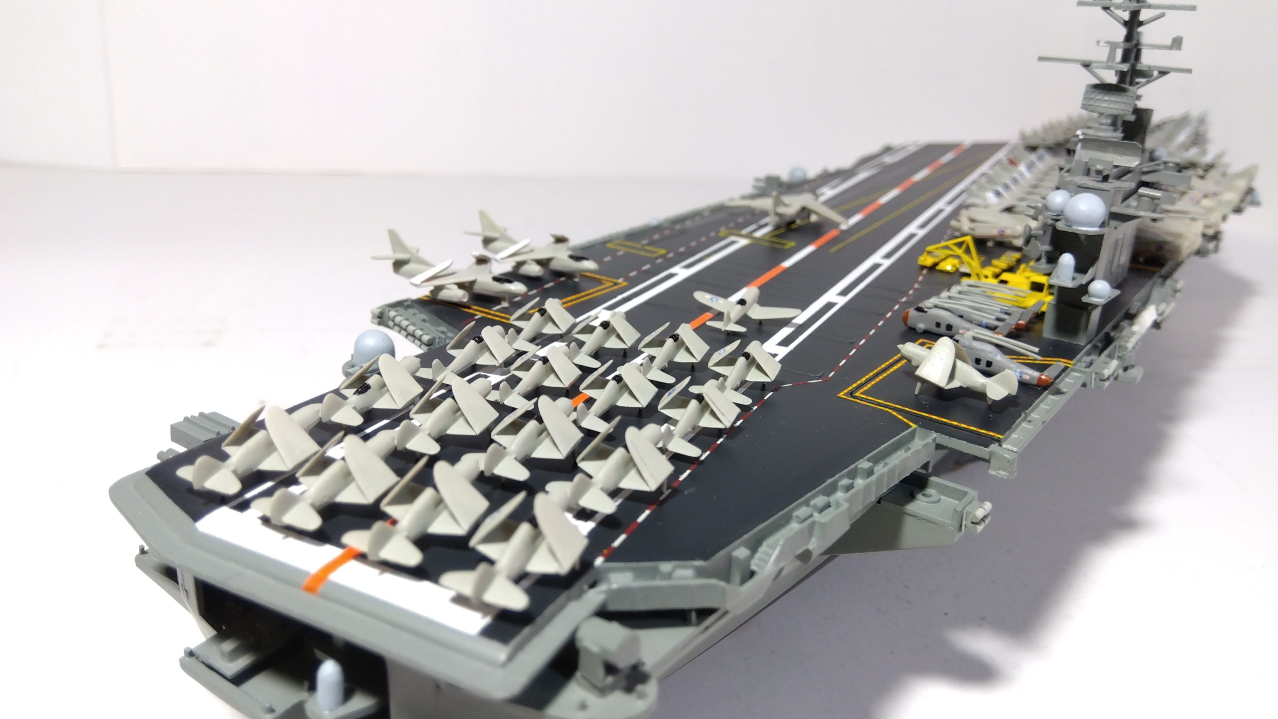 空母カールビンソンのプラモ右斜め後ろ画像