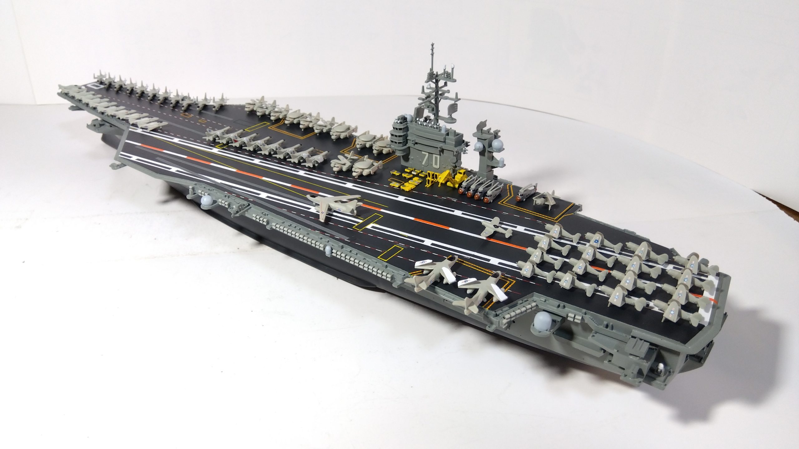 空母カールビンソンのプラモ左斜め後ろ画像