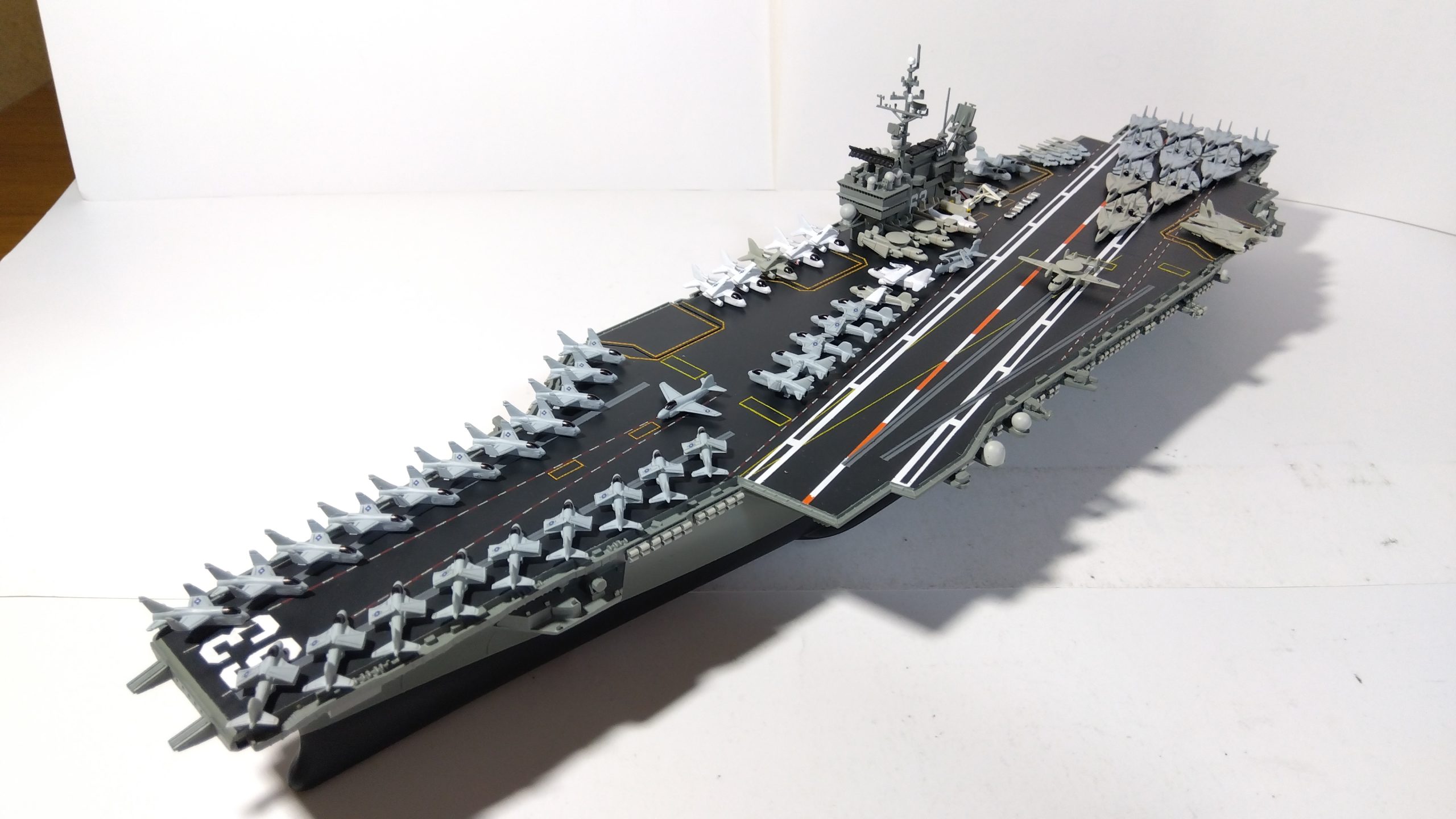 空母キティーホークのプラモ左側斜め上画像