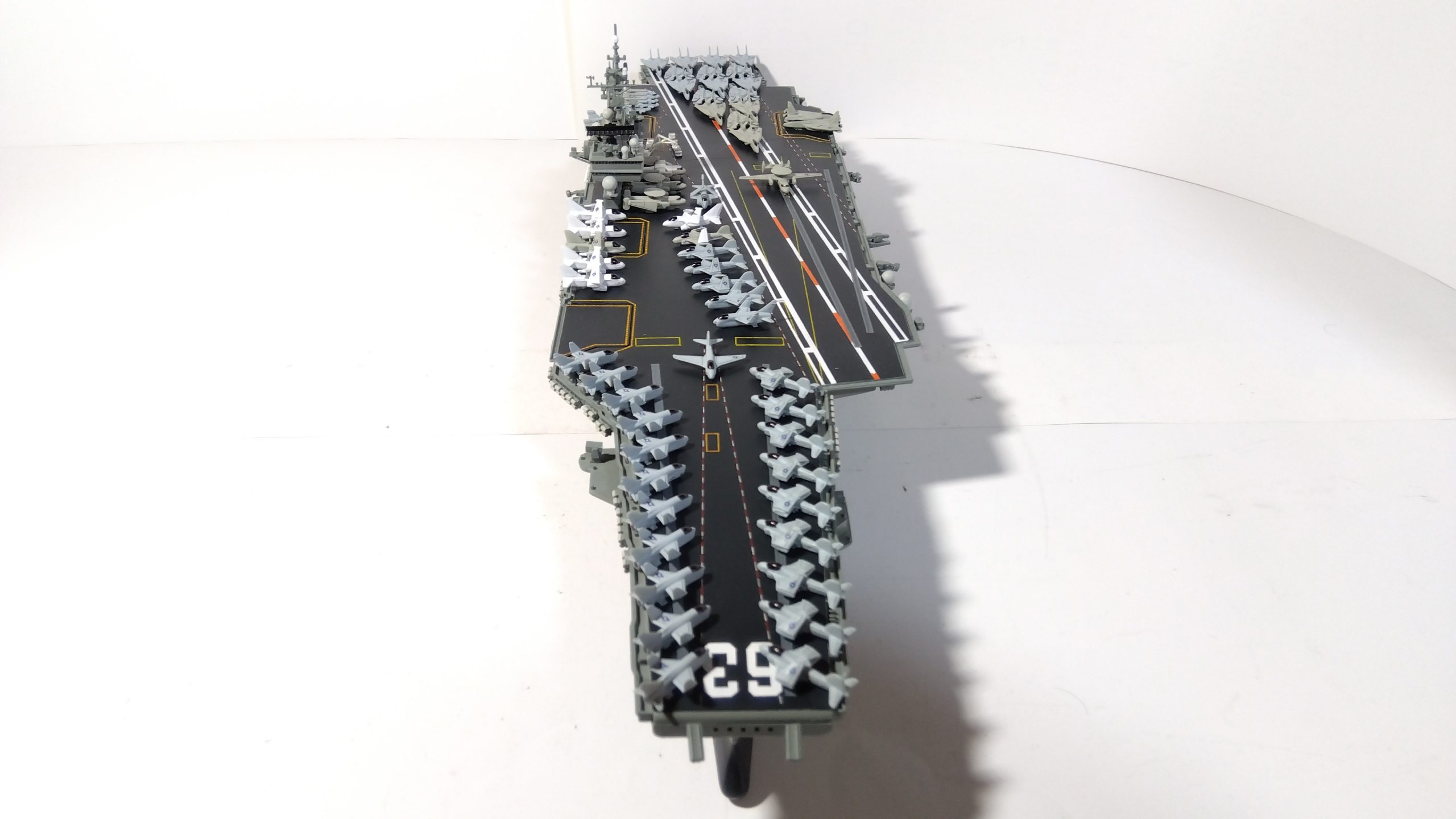 空母キティーホークのプラモ正面画像