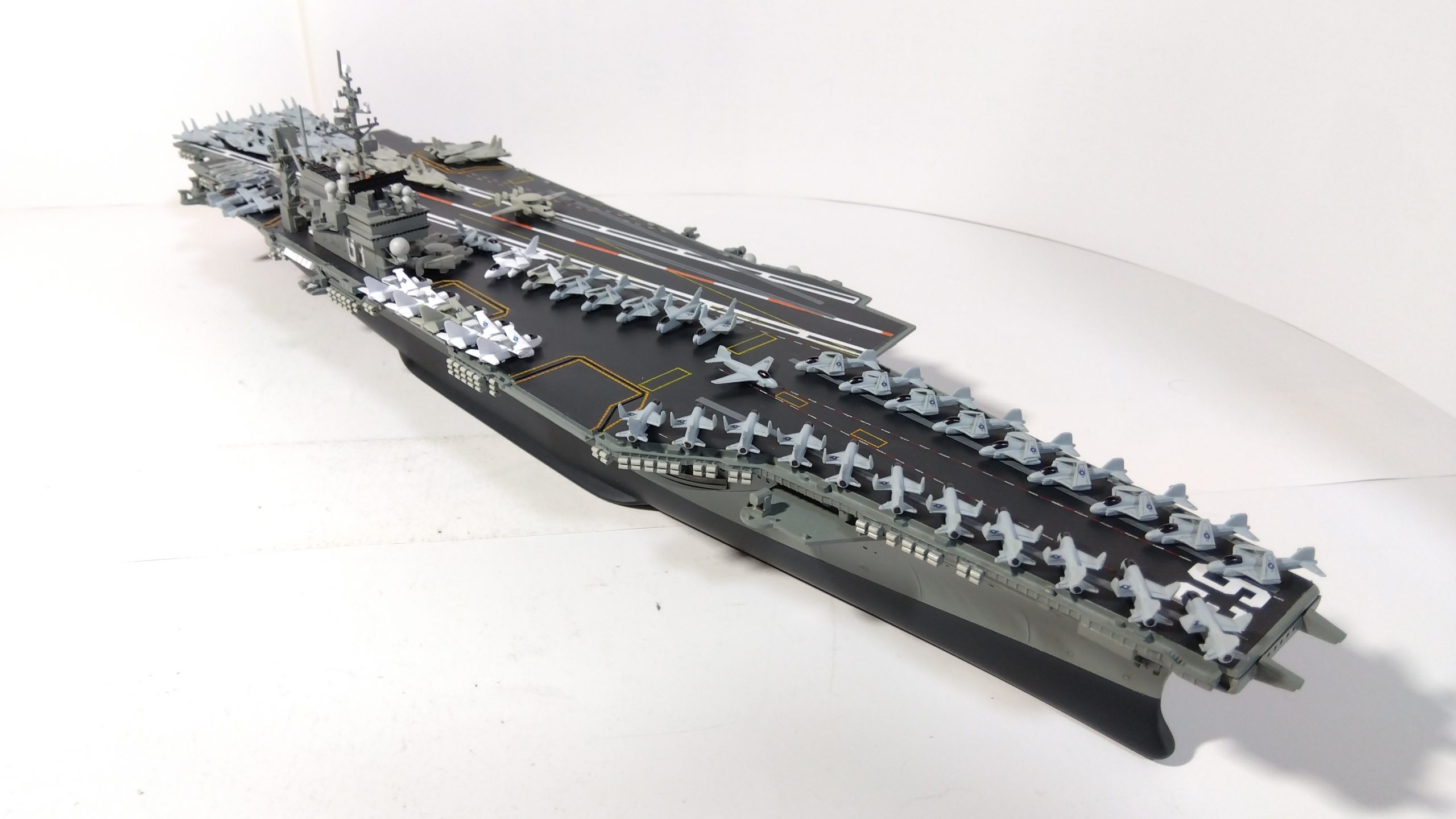 空母キティーホークのプラモ右斜め上画像