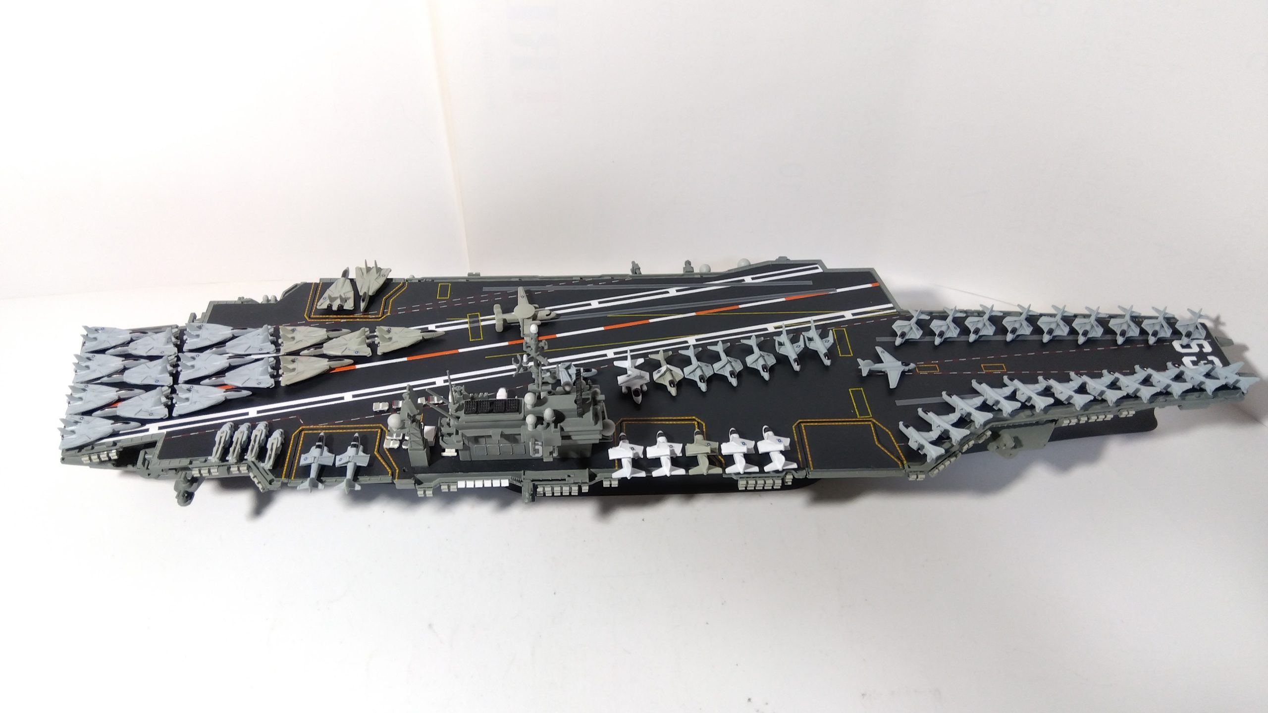 空母キティーホークのプラモ右側斜め上全体画像