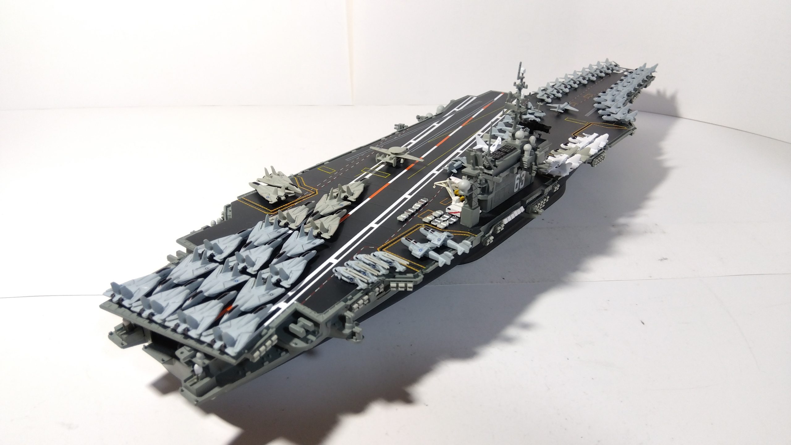 空母キティーホークのプラモ右斜め後ろ画像