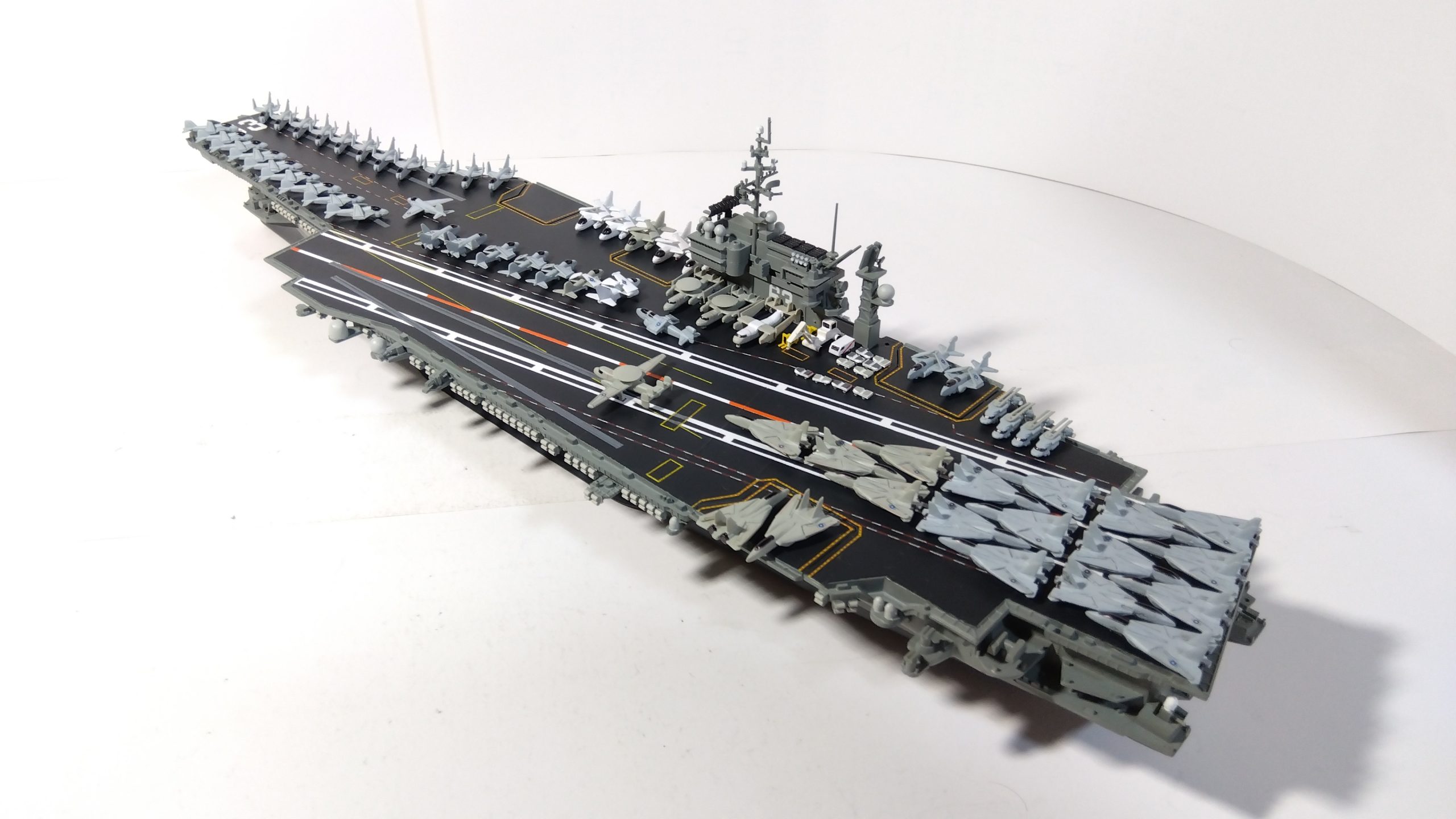 空母キティーホークのプラモ左斜め後ろ画像