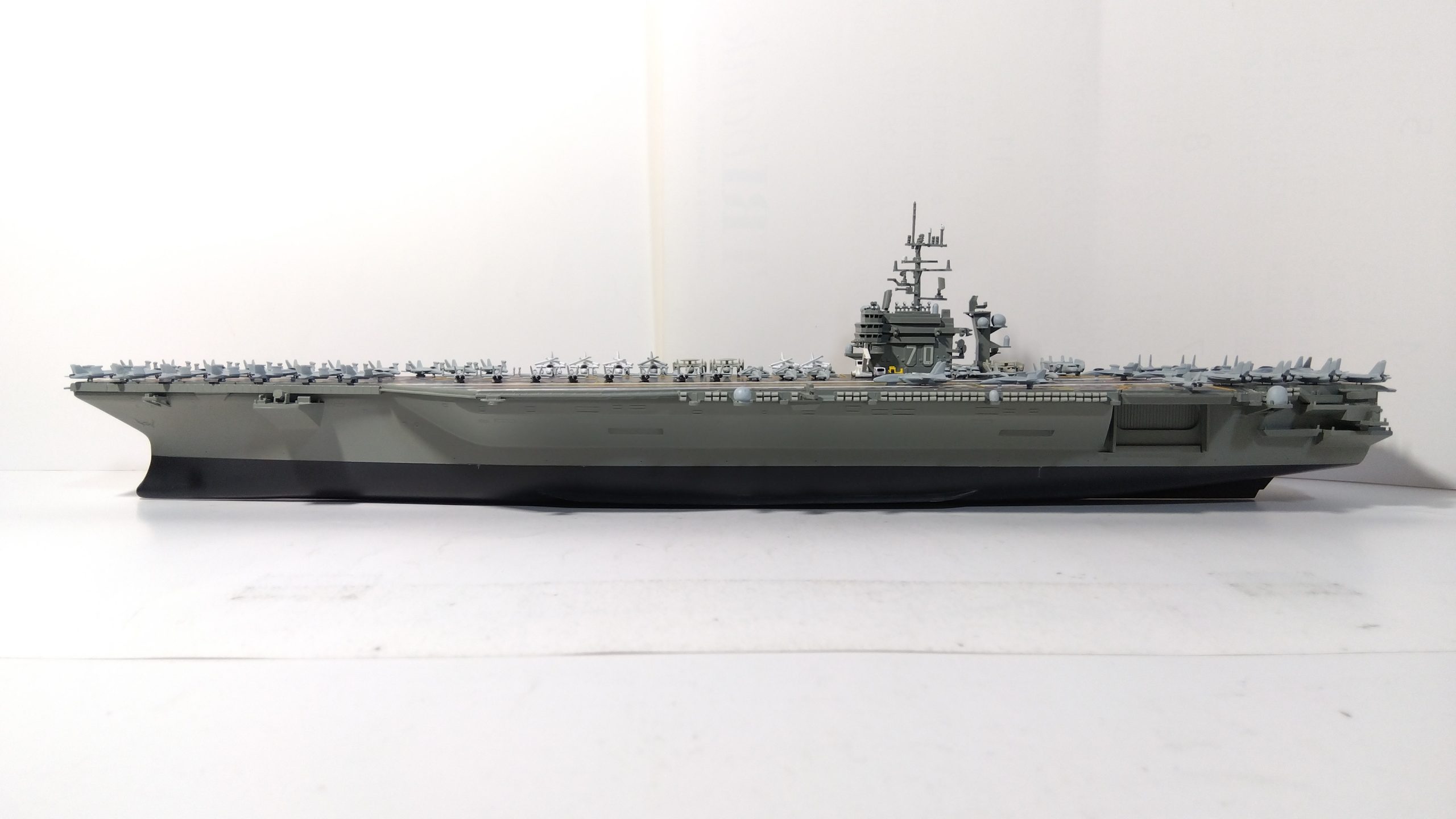 空母カールビンソンのプラモ左側全体画像