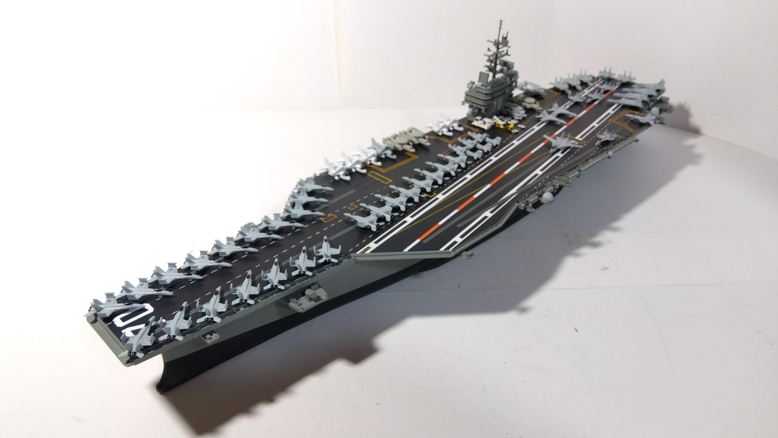空母カールビンソンのプラモ左側斜め上画像